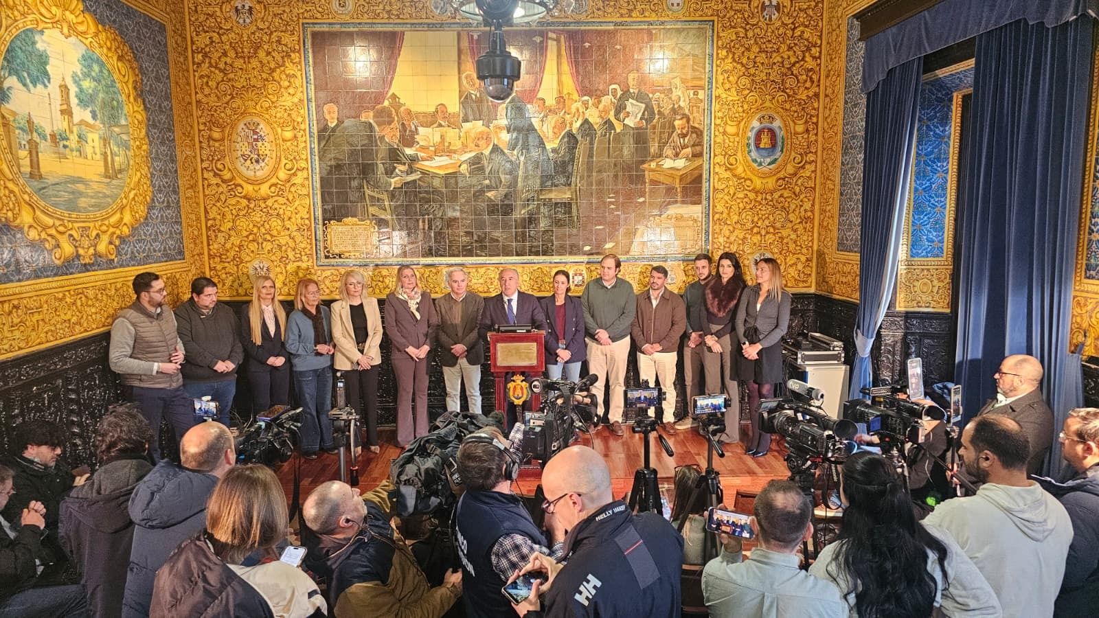 Landaluce, con la mayoría de sus concejales en el Salón de Plenos del Ayuntamiento de Algeciras.