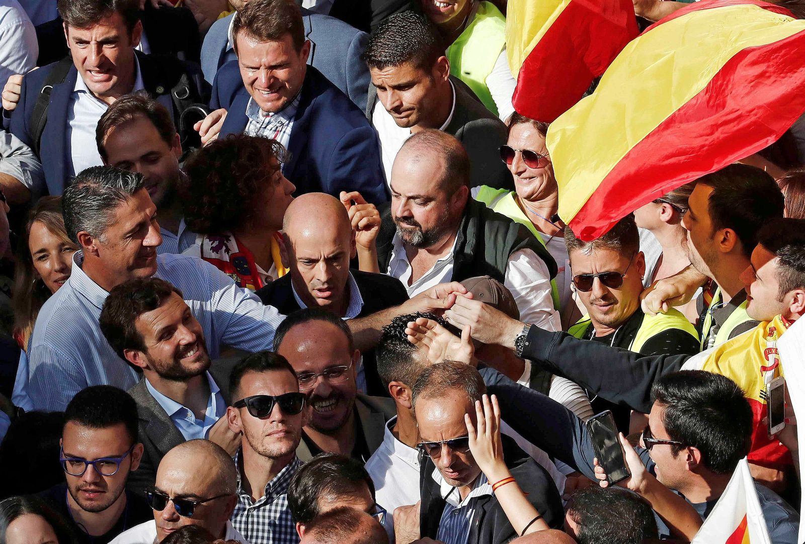 Pablo Casado y Xavier García Albio, en la multitud de la manifestación celebrada ayer en Barcelona.