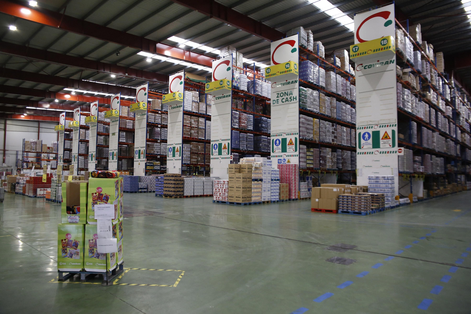 Imagen de archivo de una plataforma logística de Coviran