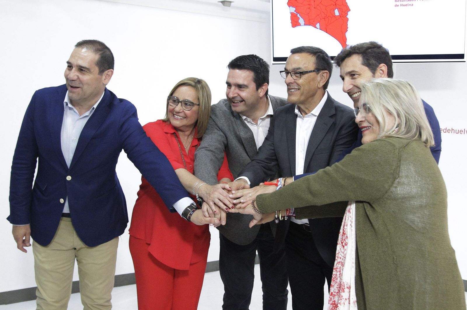 Ignacio Caraballo junto a los cinco cargos electos del PSOE de Huelva, tres senadores y dos congresistas.