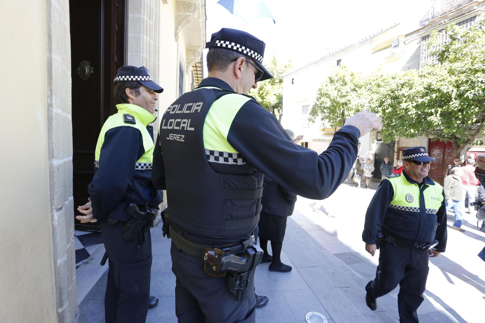 Imagen de un agente de la Policía Local vigilando la puerta del Ayuntamiento con chaleco antibalas.