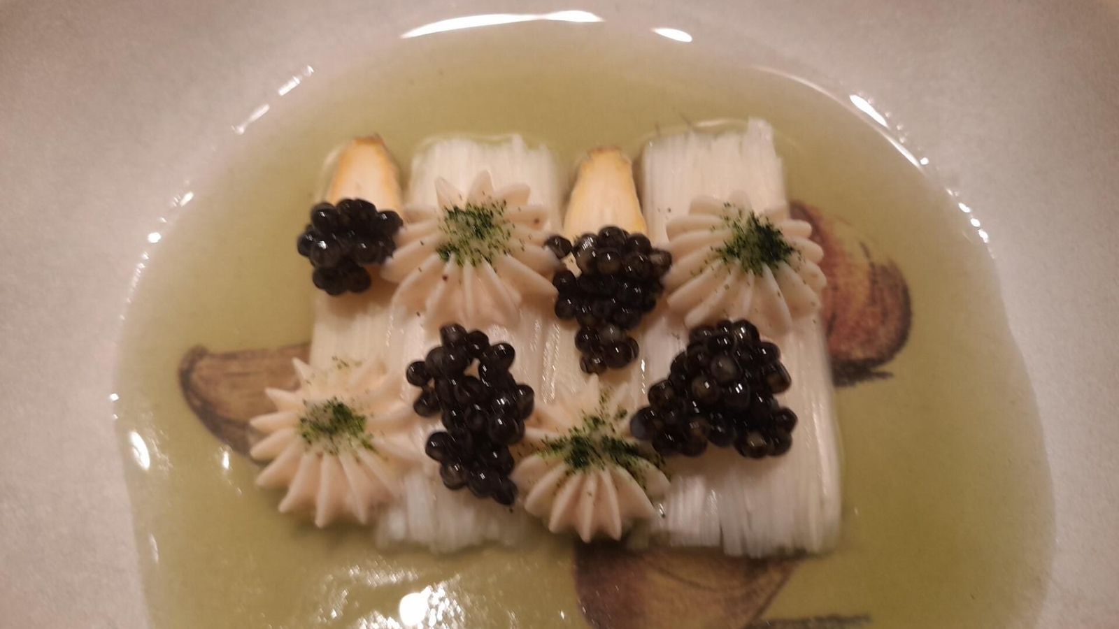 Brotes de espárragos con gazpachuelo de plancton