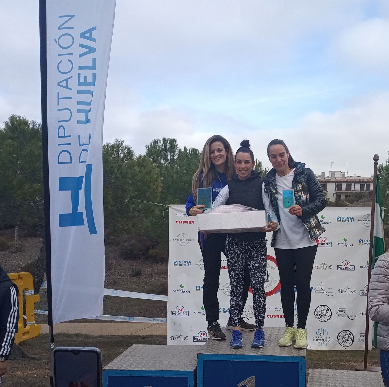 Gema Morales (centro) celebra junto a sus compañeras de podio su victoria en Ayamonte