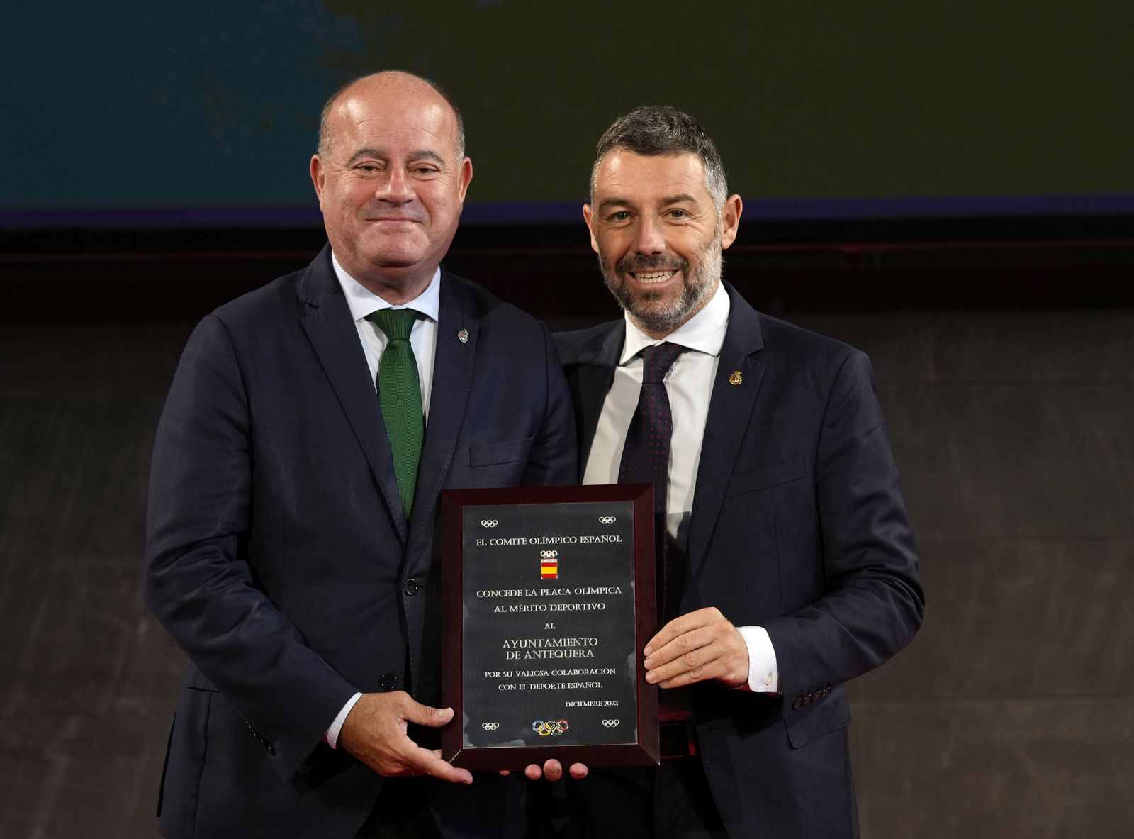 Manuel Barón y Juan Rosas tras recibir la distinción del COE