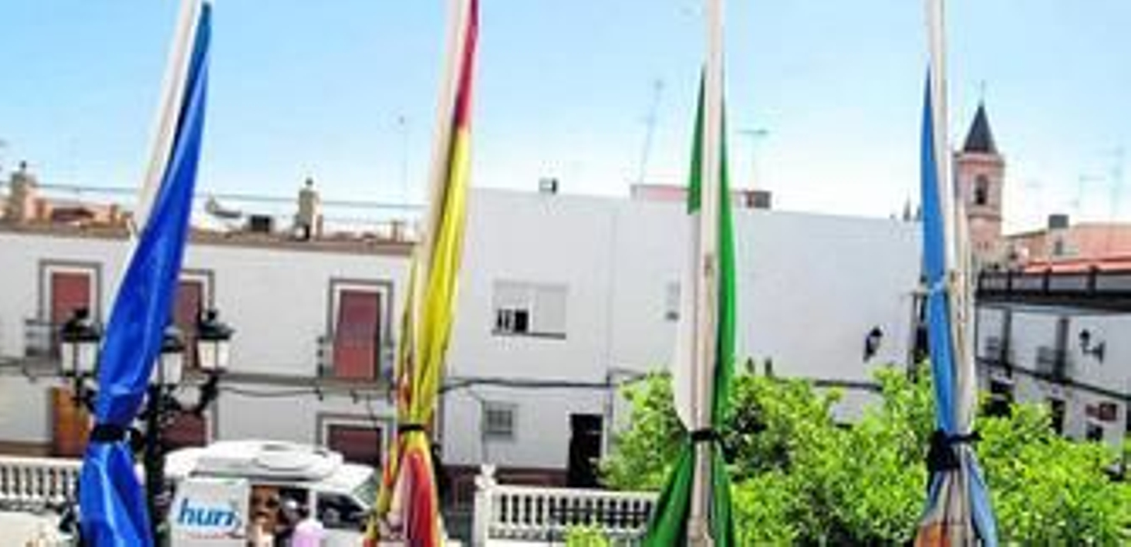 El Ayuntamiento de Benacazón lució ayer banderas a media asta con crespones negros en señal de luto.