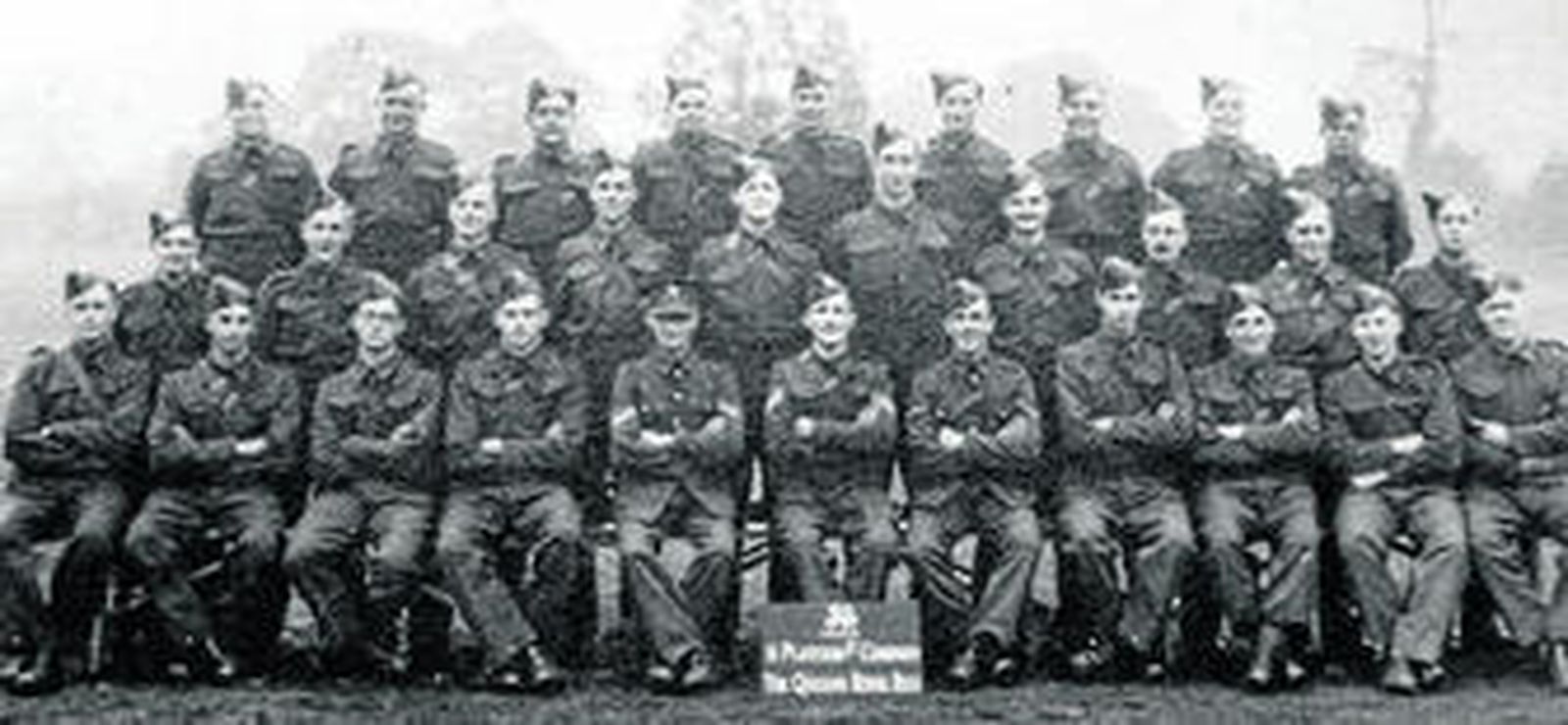 Foto de los años 40 de Miguel (tercero por la izquierda en la fila superior) y su pelotón.