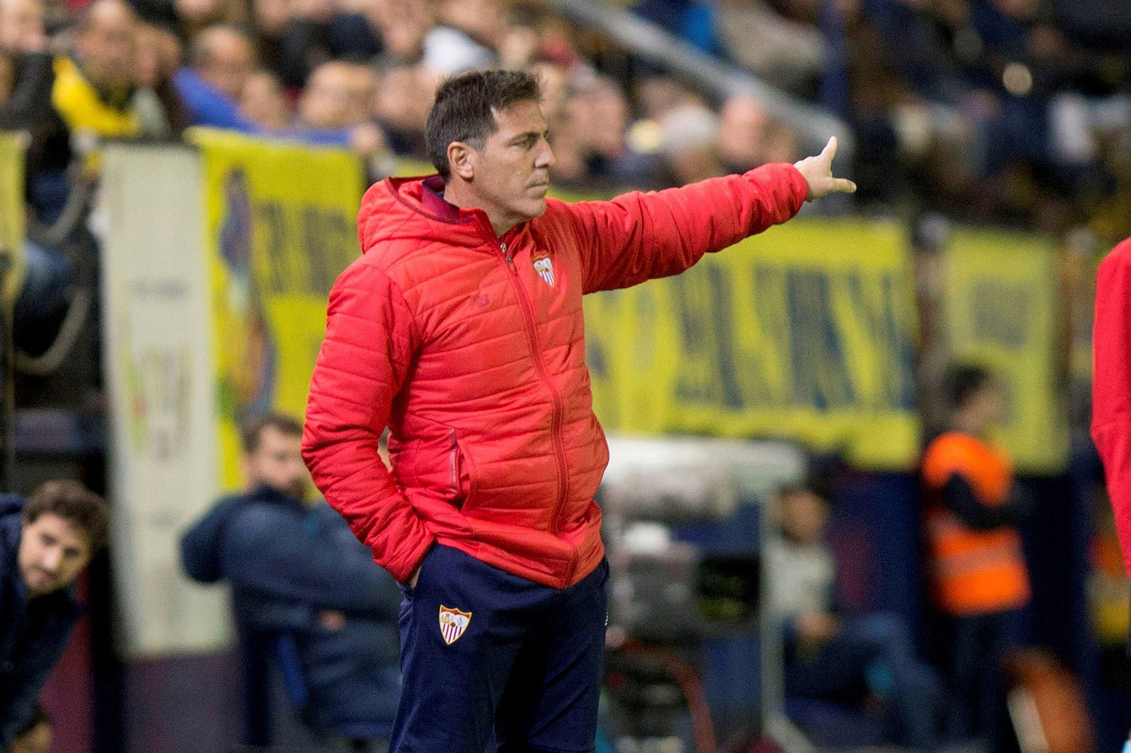 Eduardo Berizzo da instrucciones a sus jugadores desde la zona técnica.