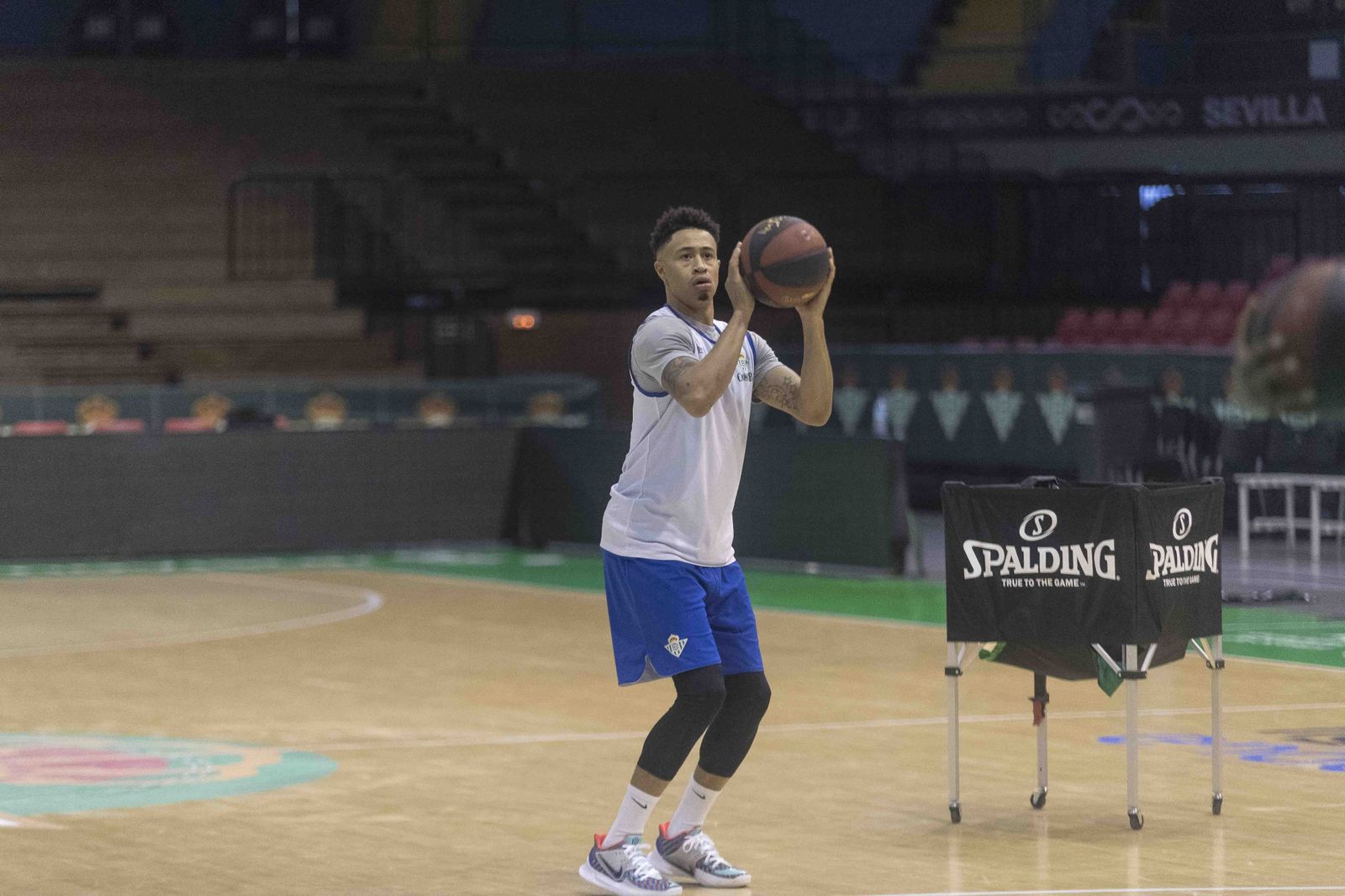 Slaughter se dispone a lanzar a canasta durante un entrenamiento en San Pablo.