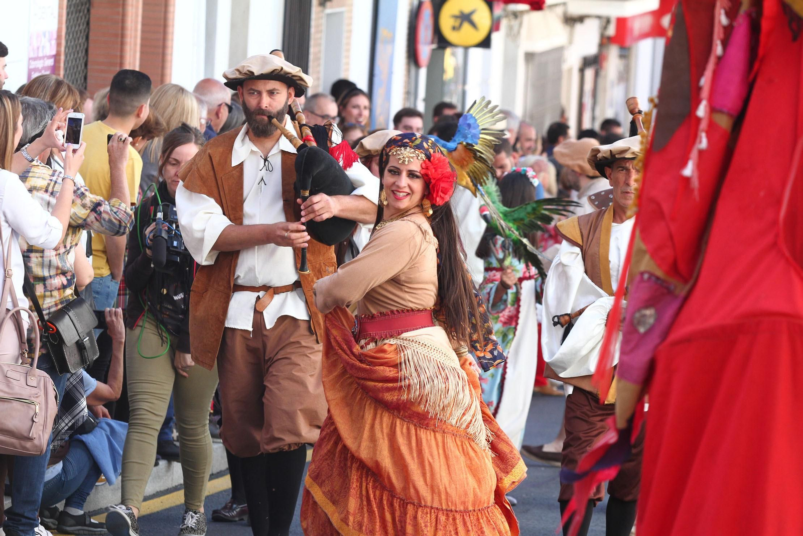 Imágenes del desfile de la XIX Feria Medieval del Descubrimiento, en Palos de la Frontera