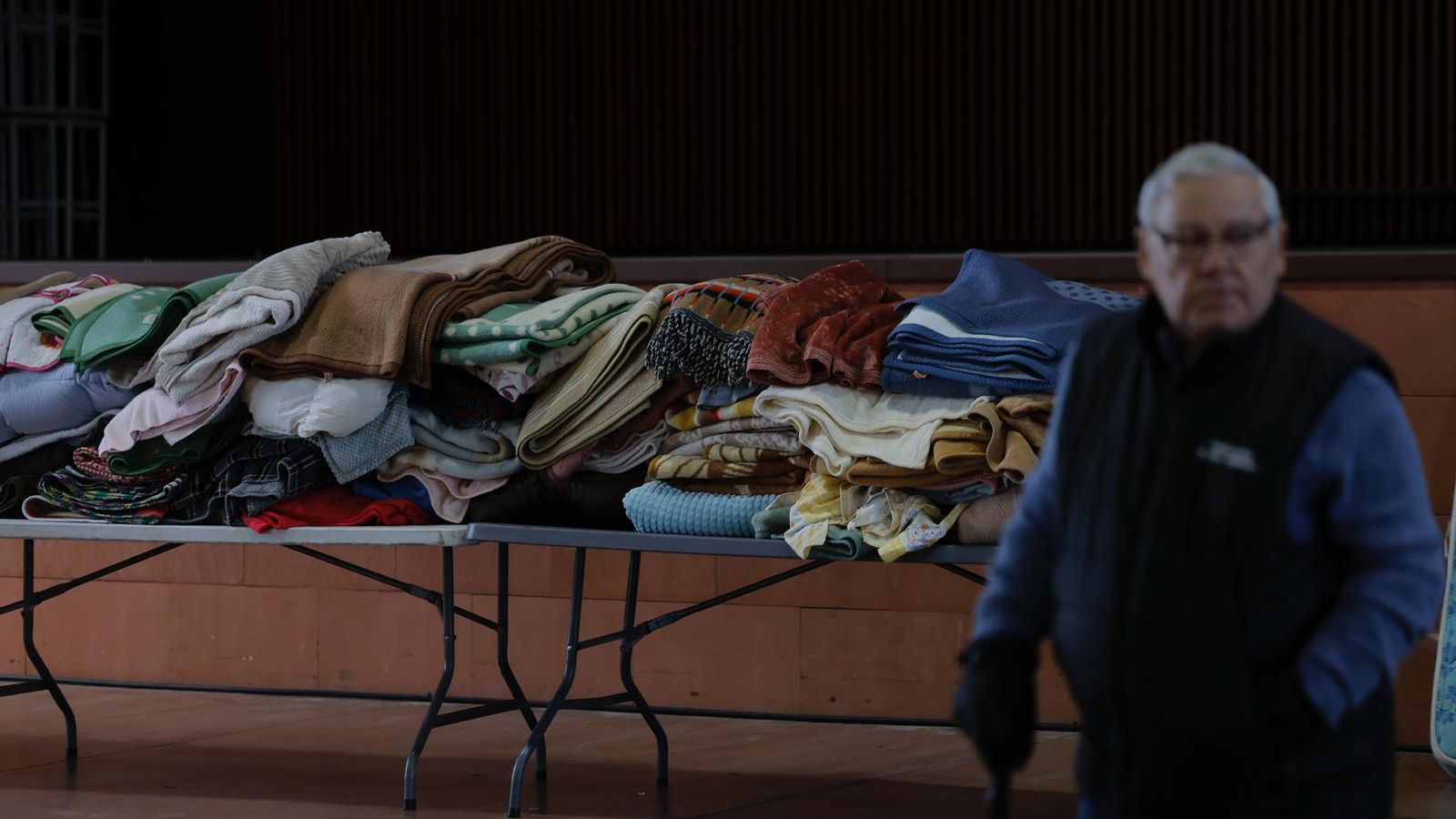 Mantas apiladas en la caseta municipal de Adamuz el día después de la tragedia ferroviaria