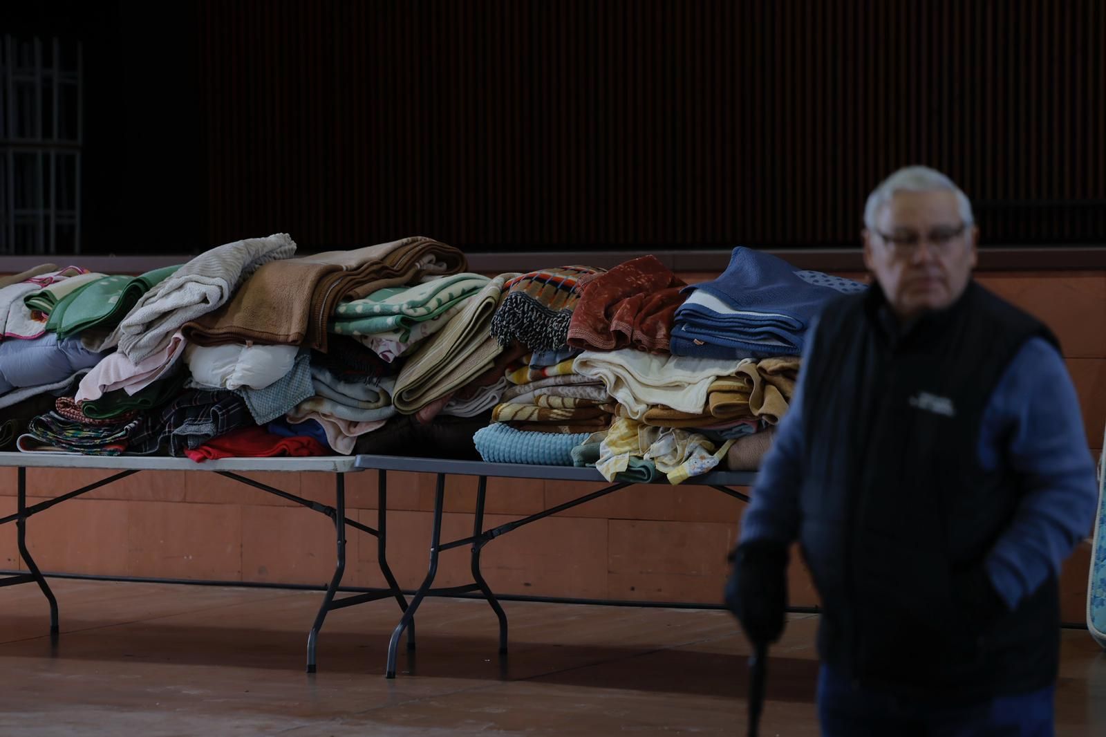 Mantas apiladas en la caseta municipal de Adamuz el día después de la tragedia ferroviaria