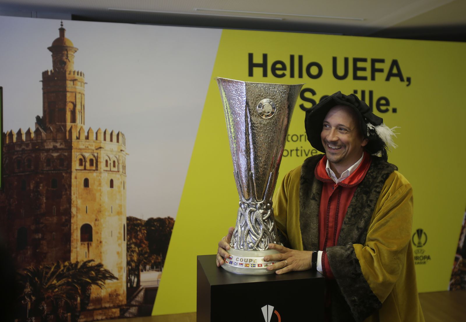 Llegada del trofeo de la UEFA Europa league