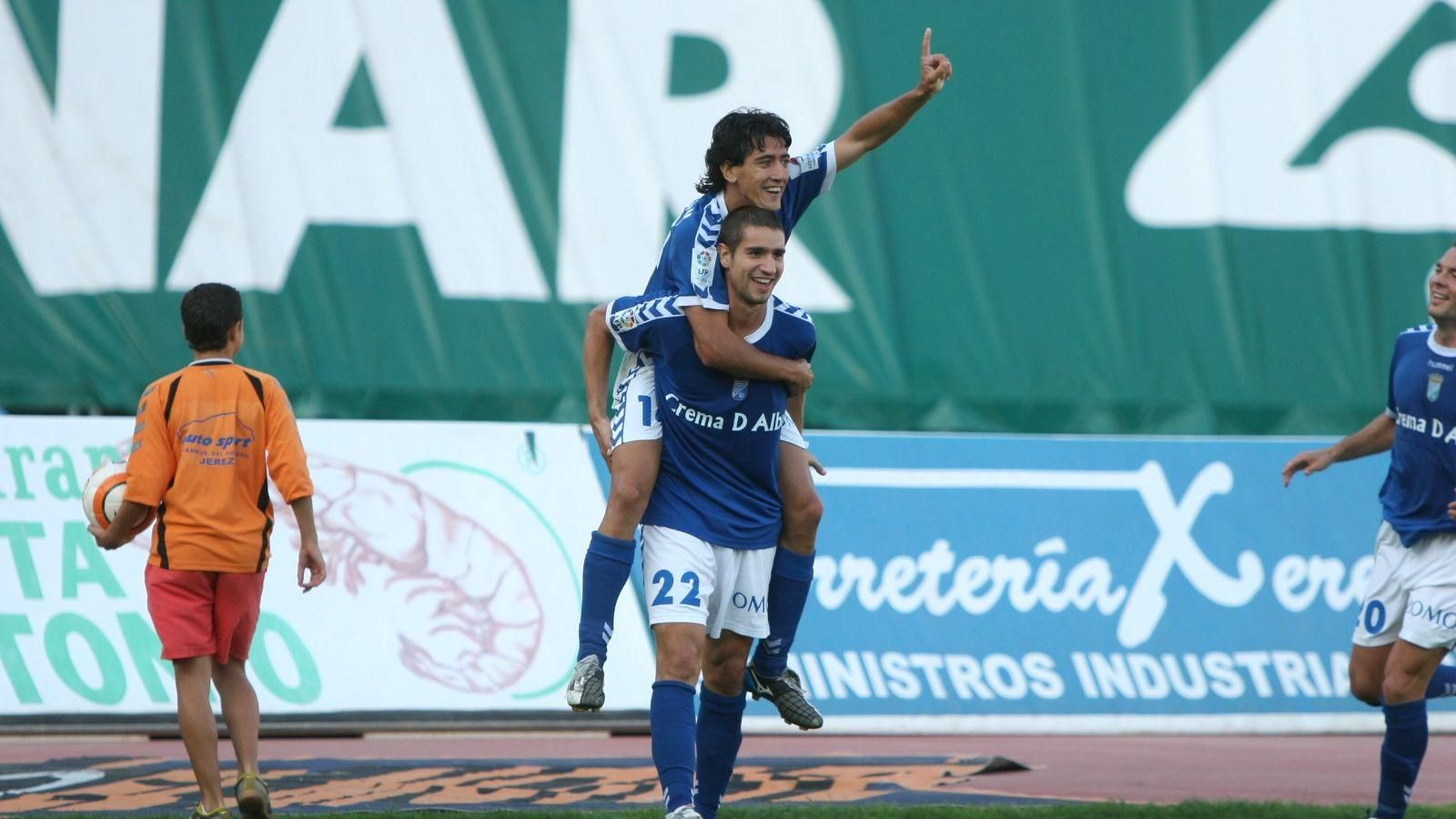 Álex Geijo lleva a Pedro Ríos a borricate tras anotar su hat-trick al Malagueño.
