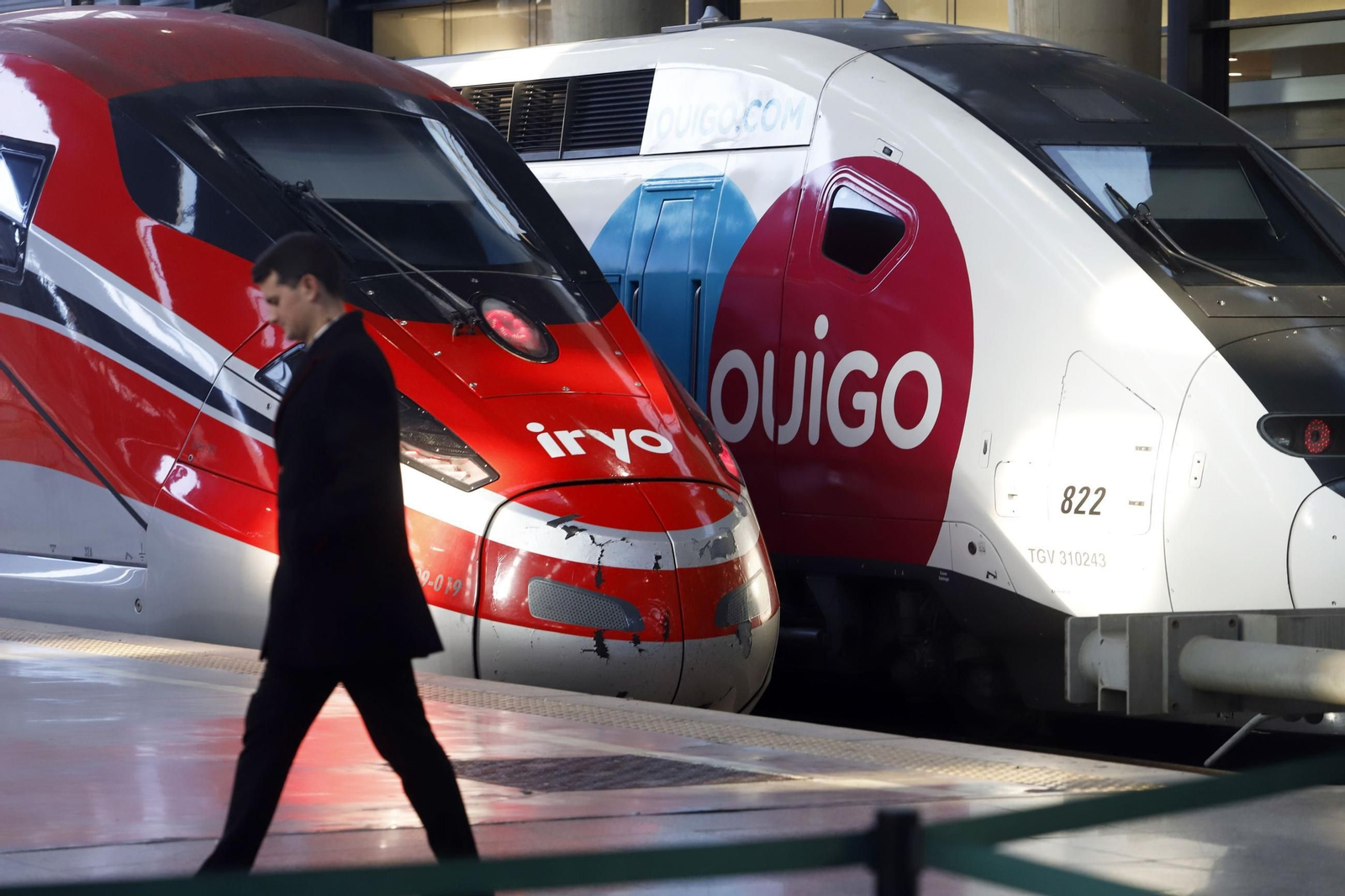 Trenes de las compañías ferroviarias Iryo y Ouigo.
