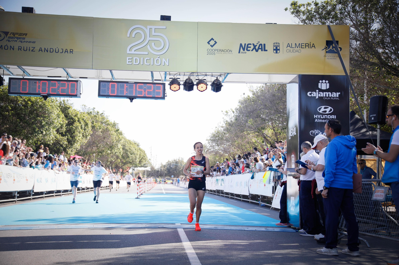 Imágenes de la llegada de la Media maratón Ciudad de Almería