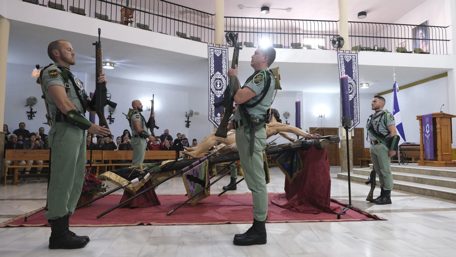 La Legión custodia el Cristo de la Buena Muerte en la Semana Santa de El Parador 2025