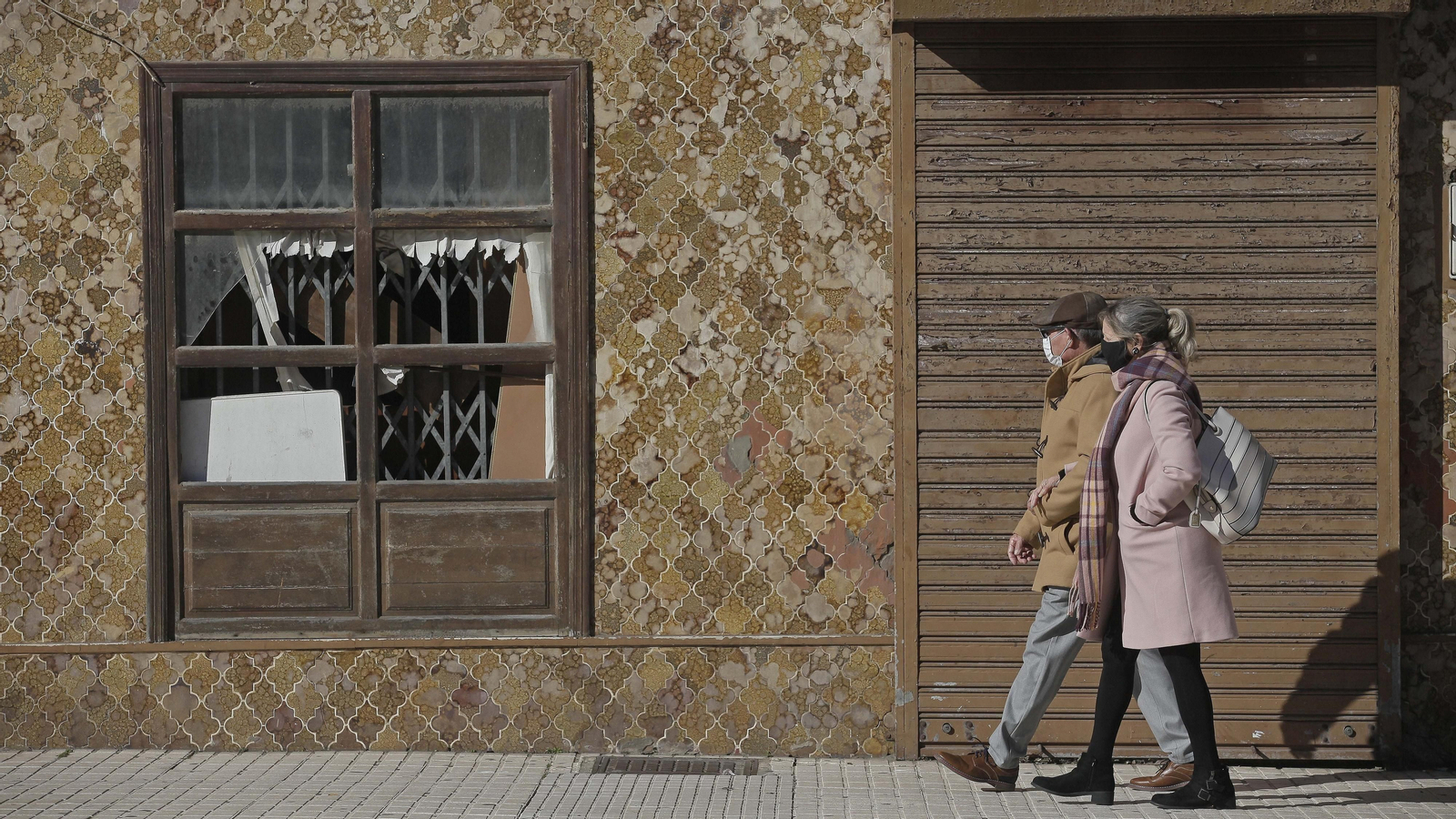 Dos personas caminan por la calle.