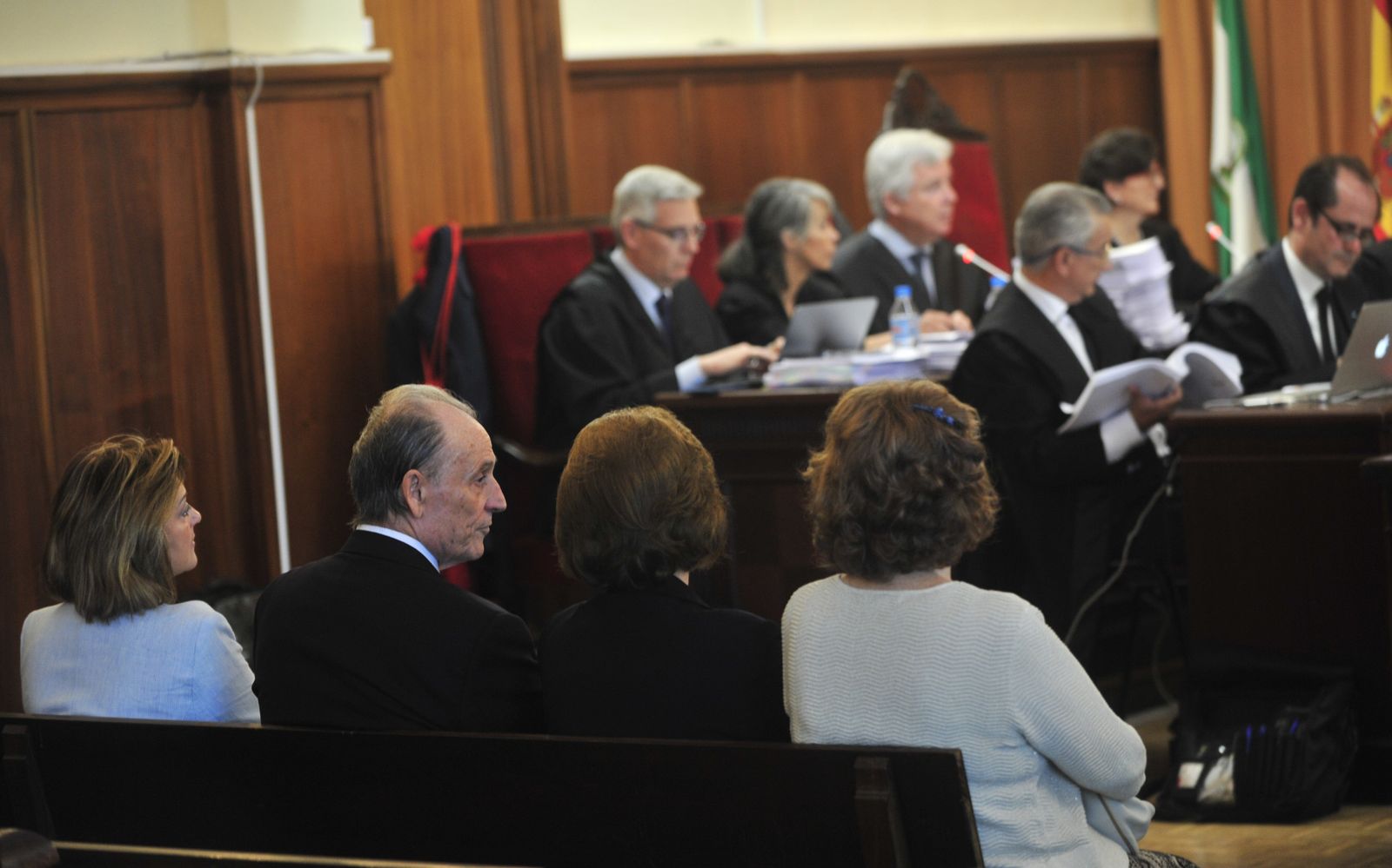 Lopera sigue el juicio, con sus abogados al fondo.