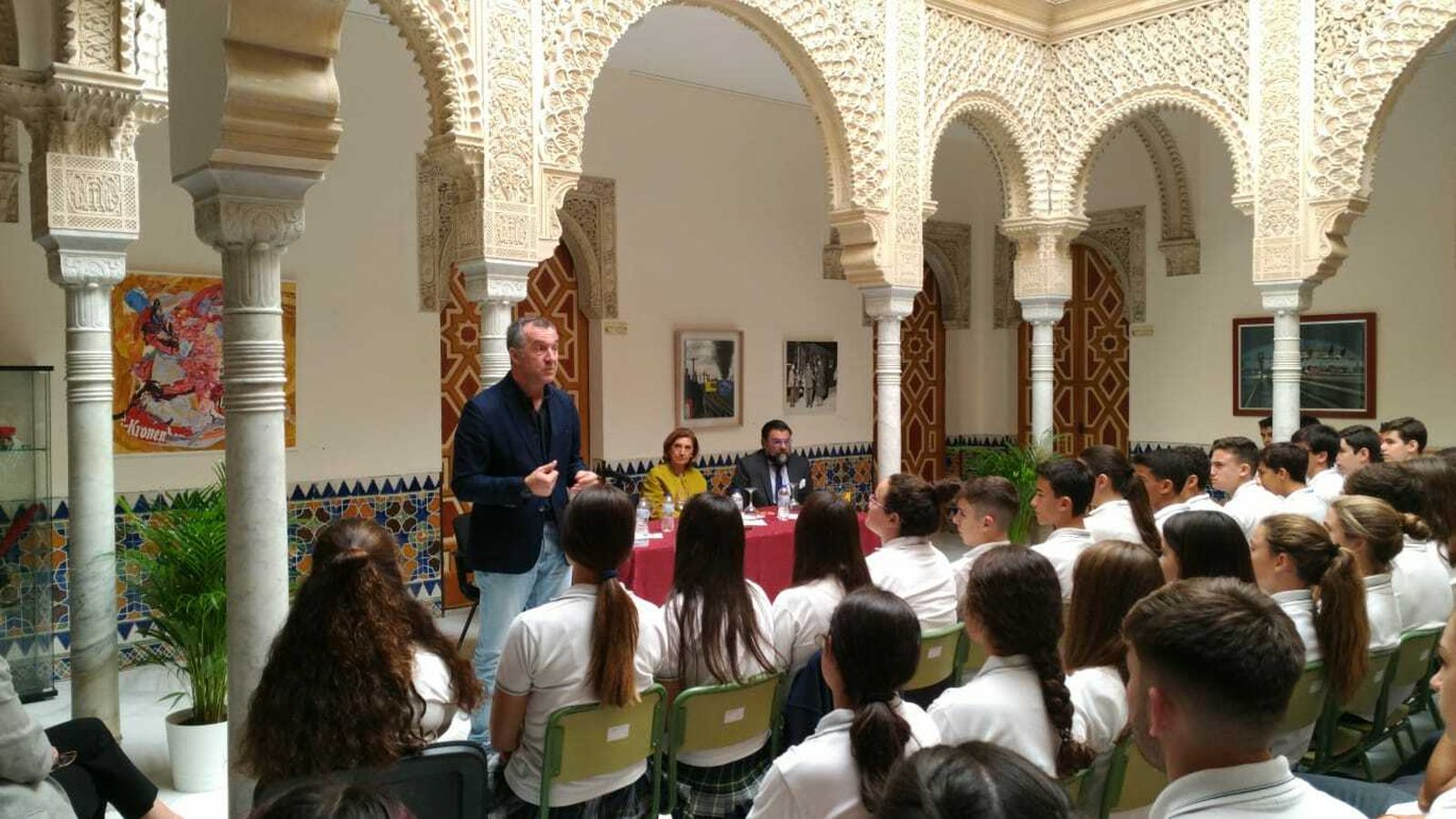 Francisco Pérez Valencia, durante su intervención en el patio árabe.