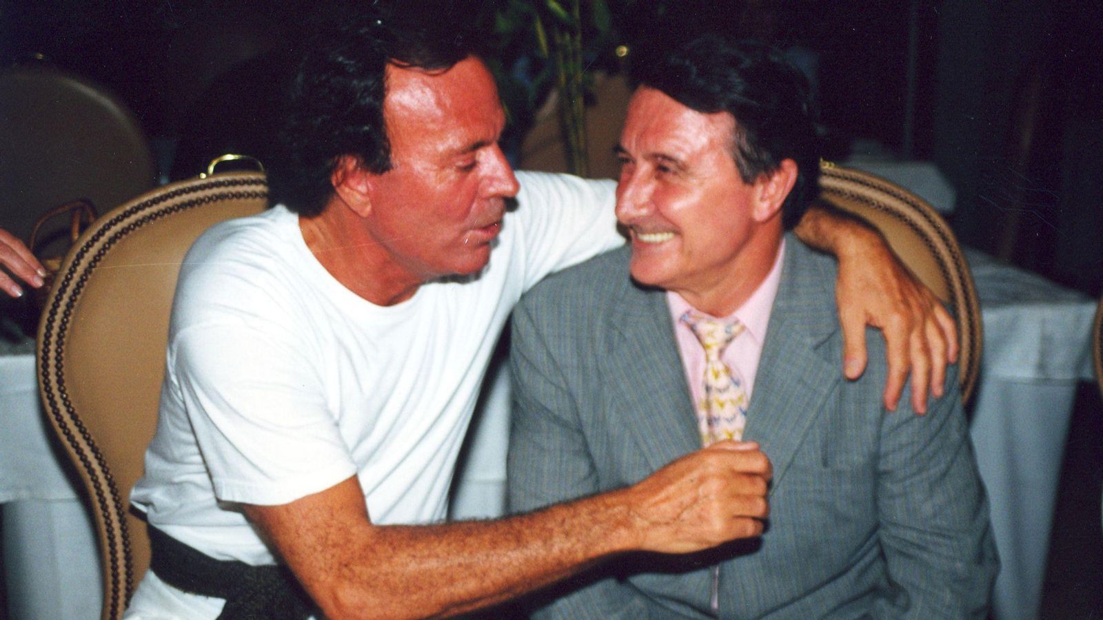 Julio Iglesias en una visita al restaurante Santiago. Julio Iglesias en una visita al restaurante Santiago.