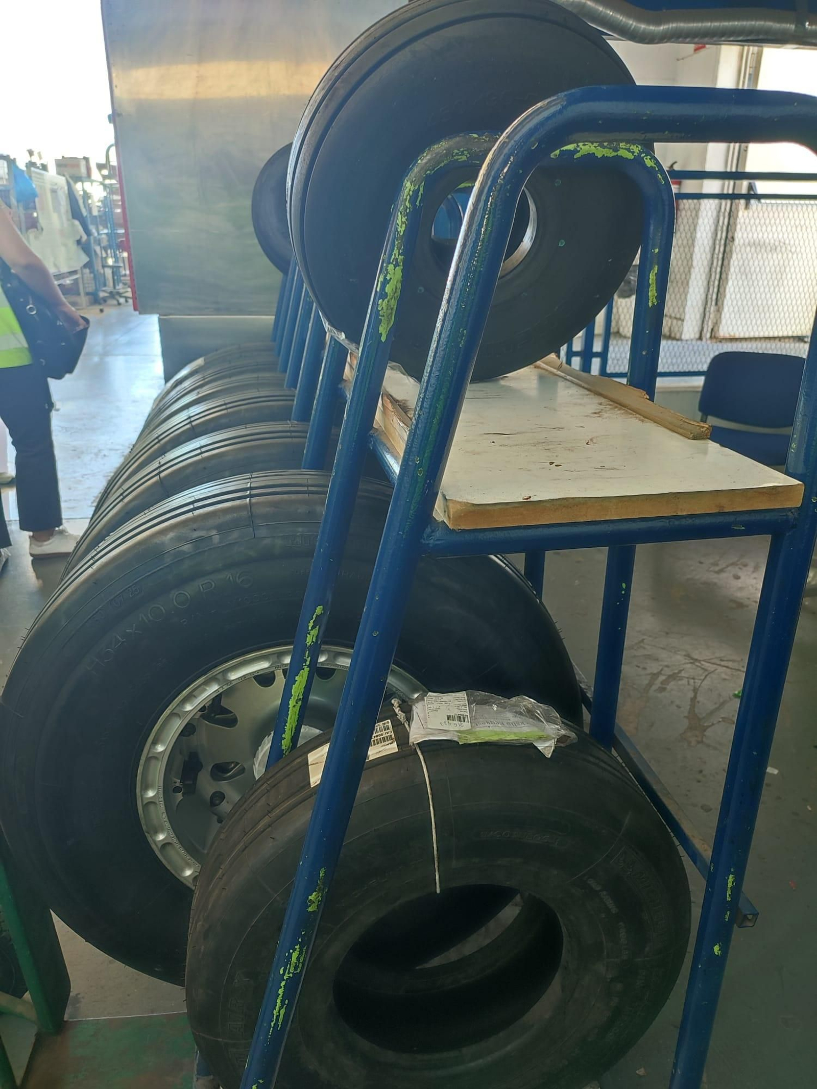 Un paseo en imágenes por el hangar de Binter, donde se revisan los aviones que vuelan a Córdoba