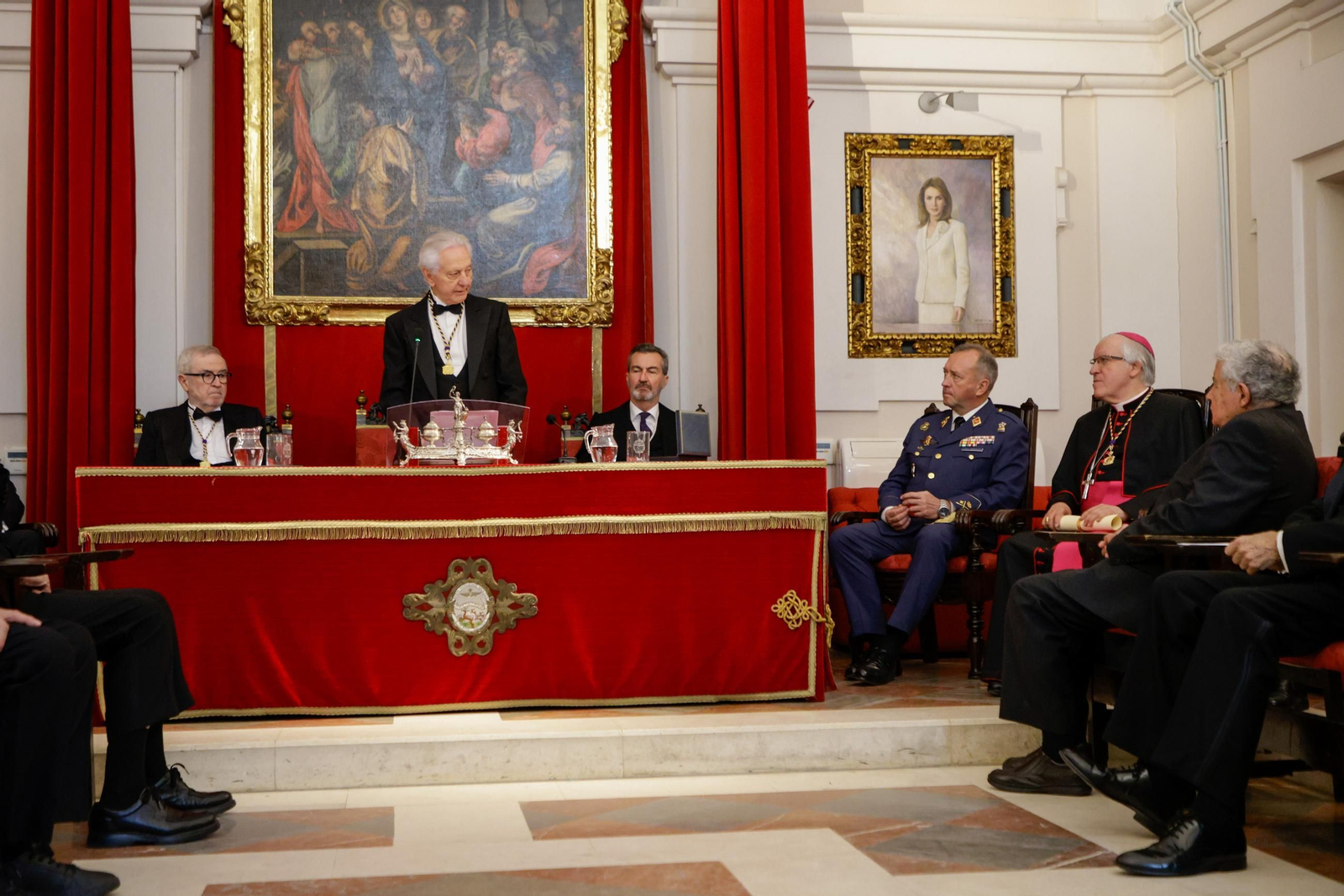 Las imágenes del ingreso como académico de Erudición en la academia de Medicina del arzobispo José Ángel Saiz Meneses