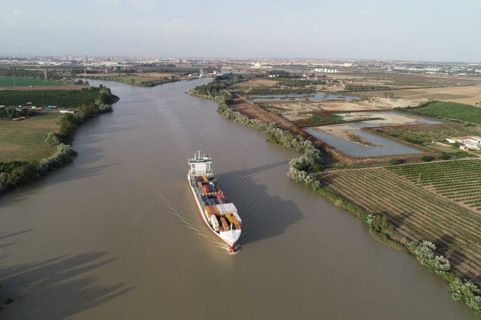 Vista aérea de un buque navegando por el estuario  del Guadalquivir.