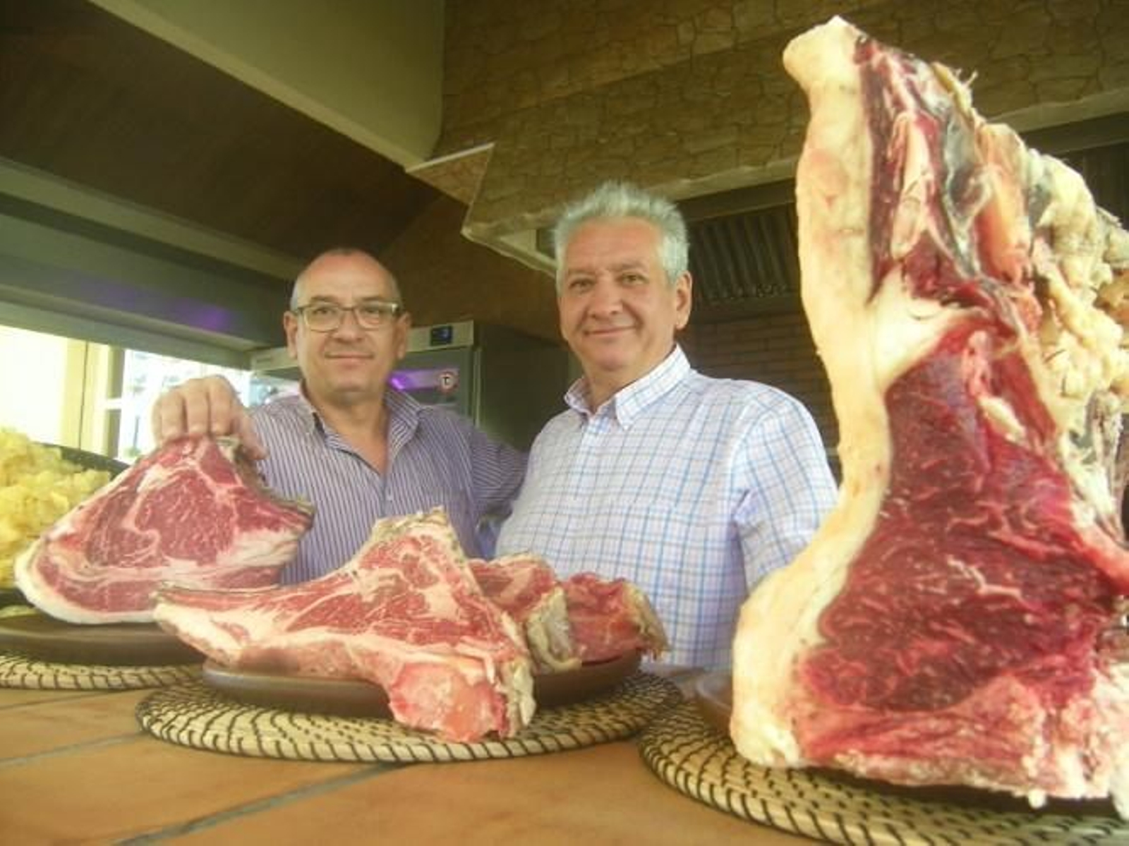 Los hermanos Ramos en su establecimiento