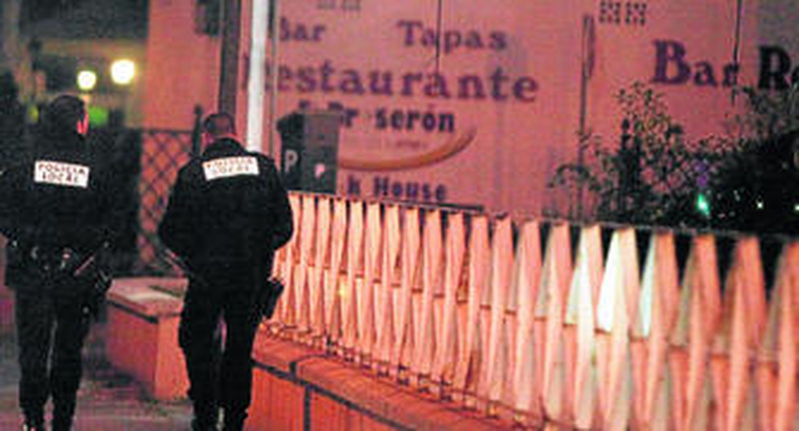 Policías locales patrullan a pie las calles de La Línea en la tarde-noche de ayer.