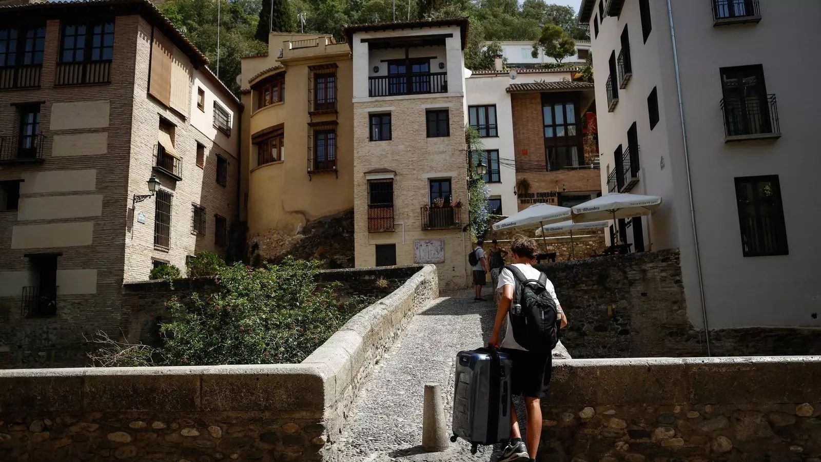 Un turista accediendo al Albaicín desde la Carrera del Darro.