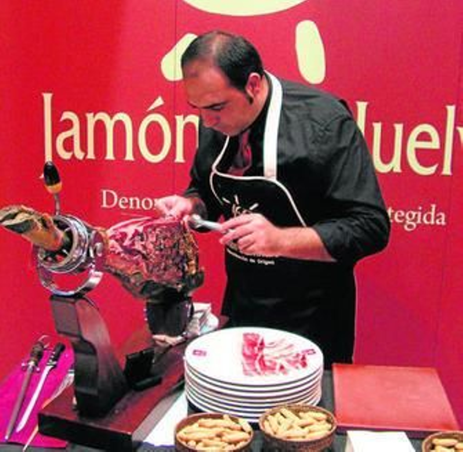 El maestro cortador de la Denominación de Origen Protegida Jamón de Huelva, en plena faena.