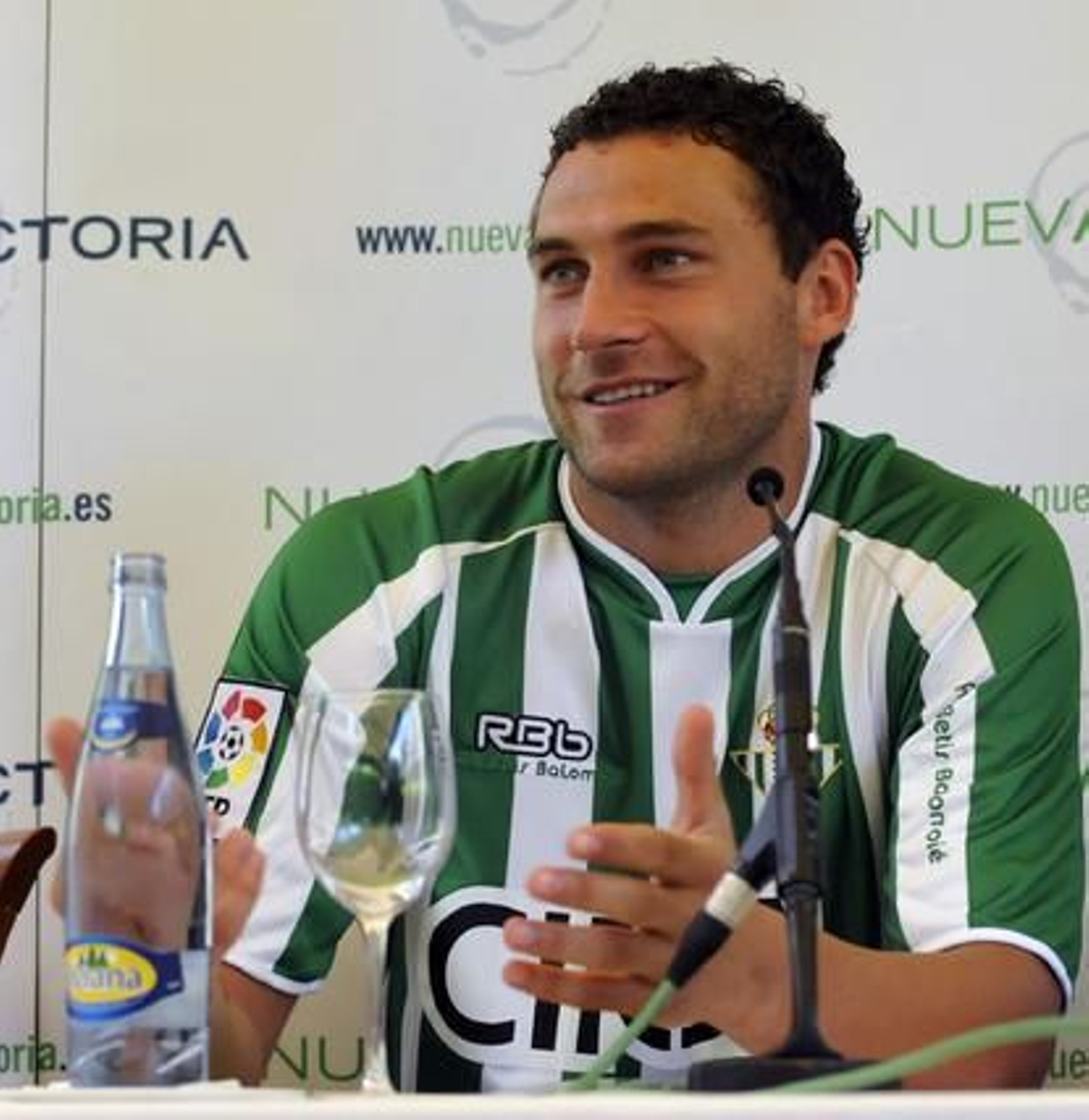 El serbio Tosic es presentado como nuevo jugador del Real Betis.

Foto: Juan Carlos Vázquez