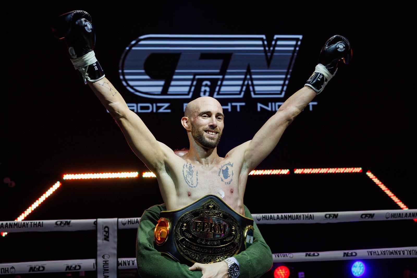 Carlos Coello recibió el 'Cinturón Leyenda' en Cádiz.