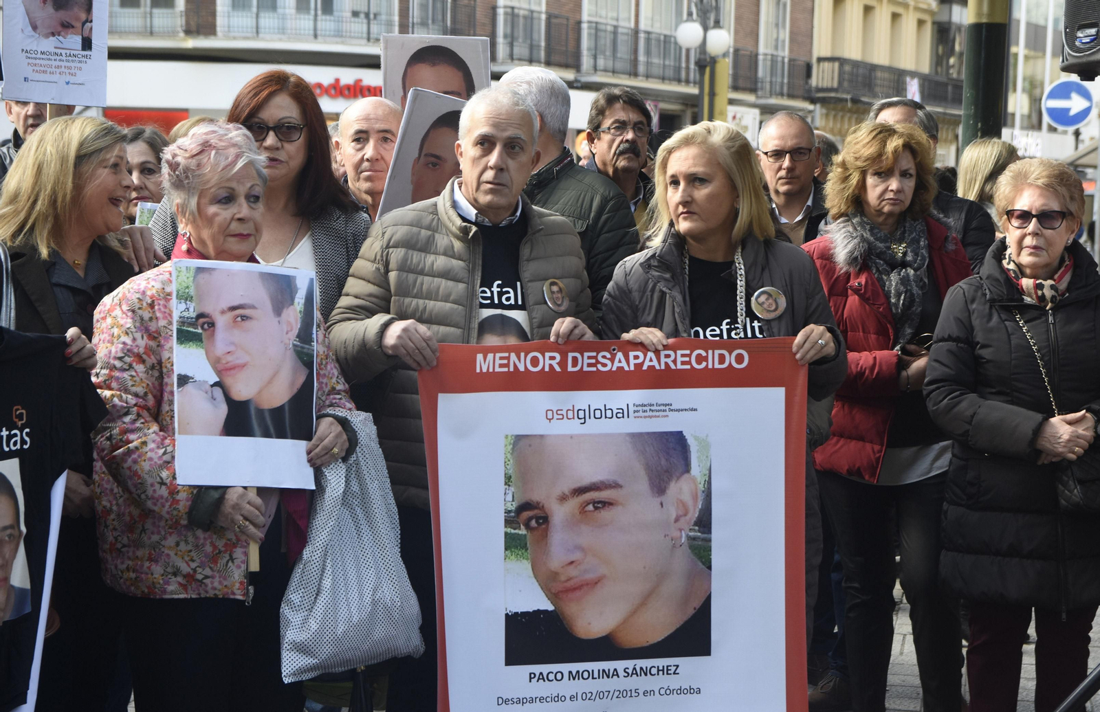 Concentración por la búsqueda de Paco Molina encabezada por sus padres.