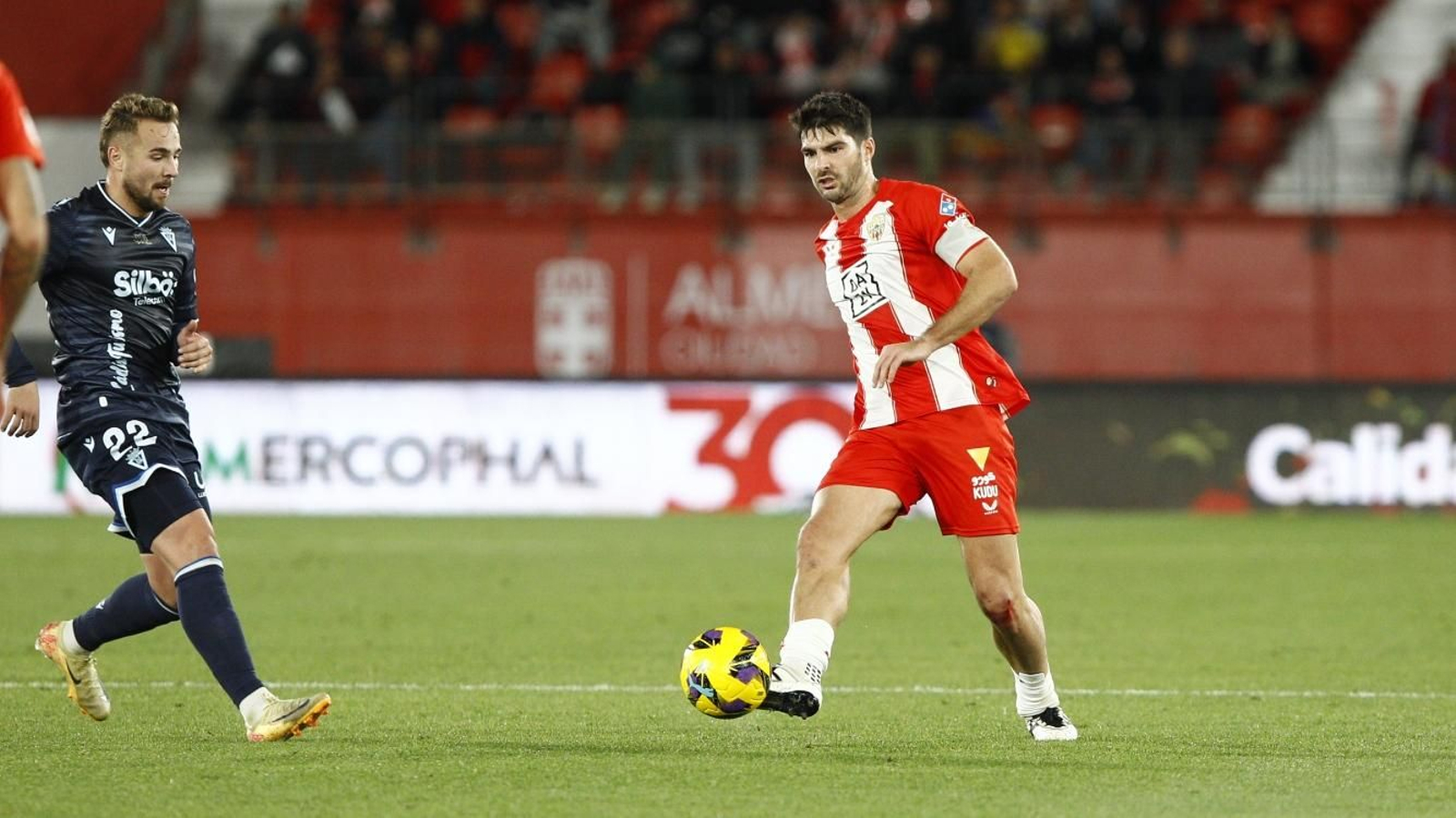 Gonzalo Melero completa un pase en el duelo contra el Cádiz.
