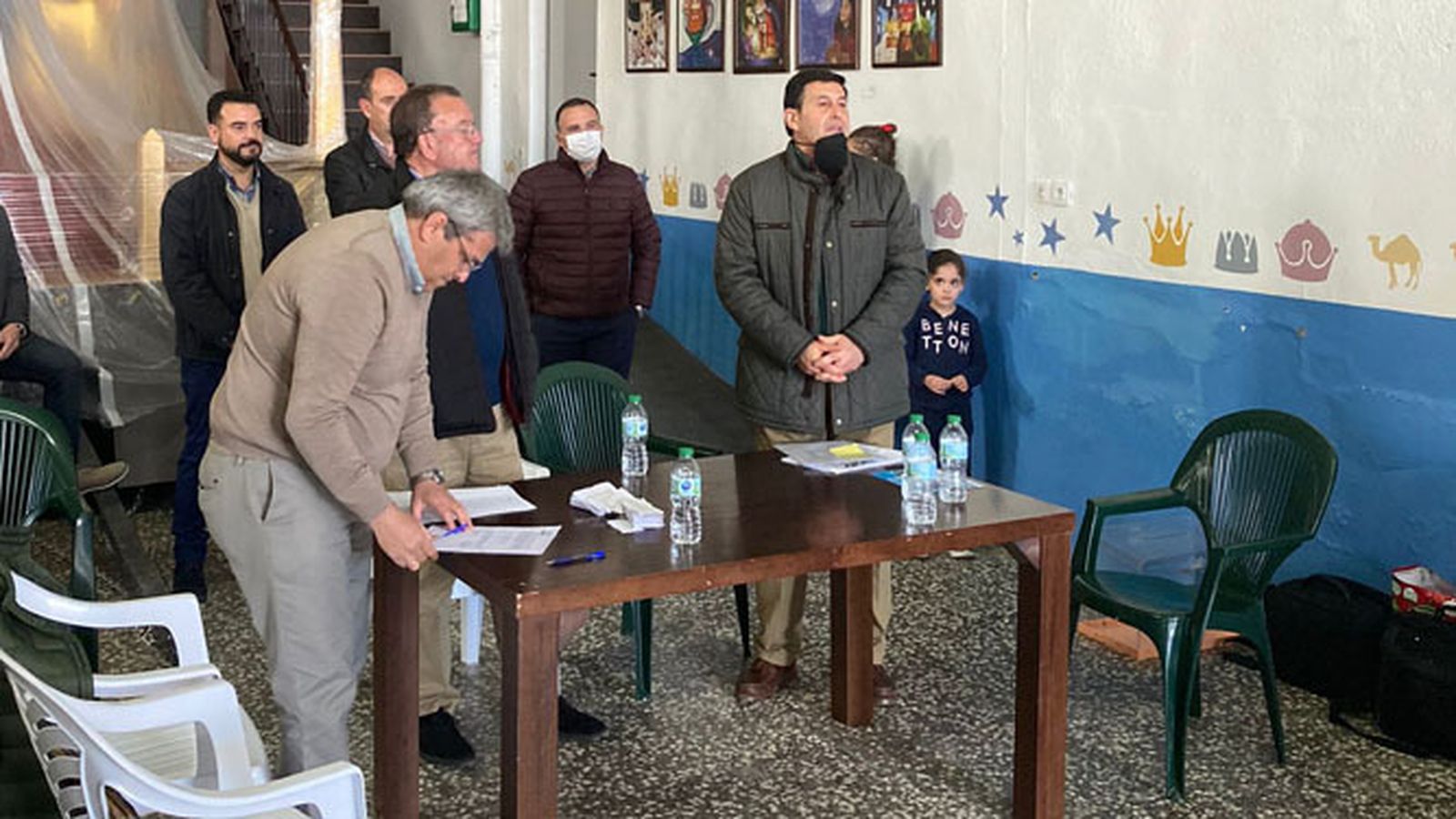 El nuevo presidente, José Antonio Moreno Carmona, se dirige a los socios de la Peña Amigos de los Magos de Lucena.