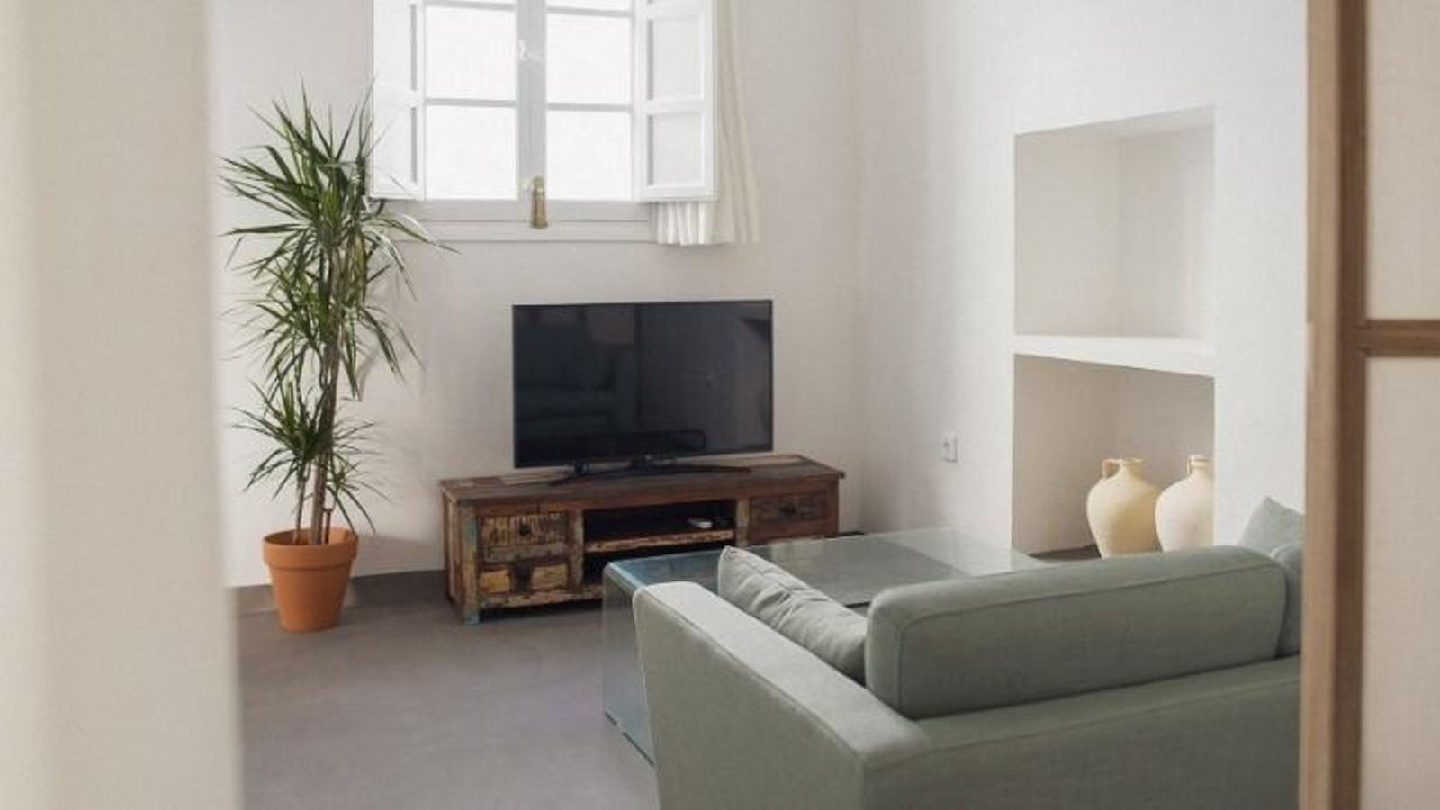 El apartamento Rosa cuenta con tres balcones con vistas al patio central, que lo dotan de luz natural directa