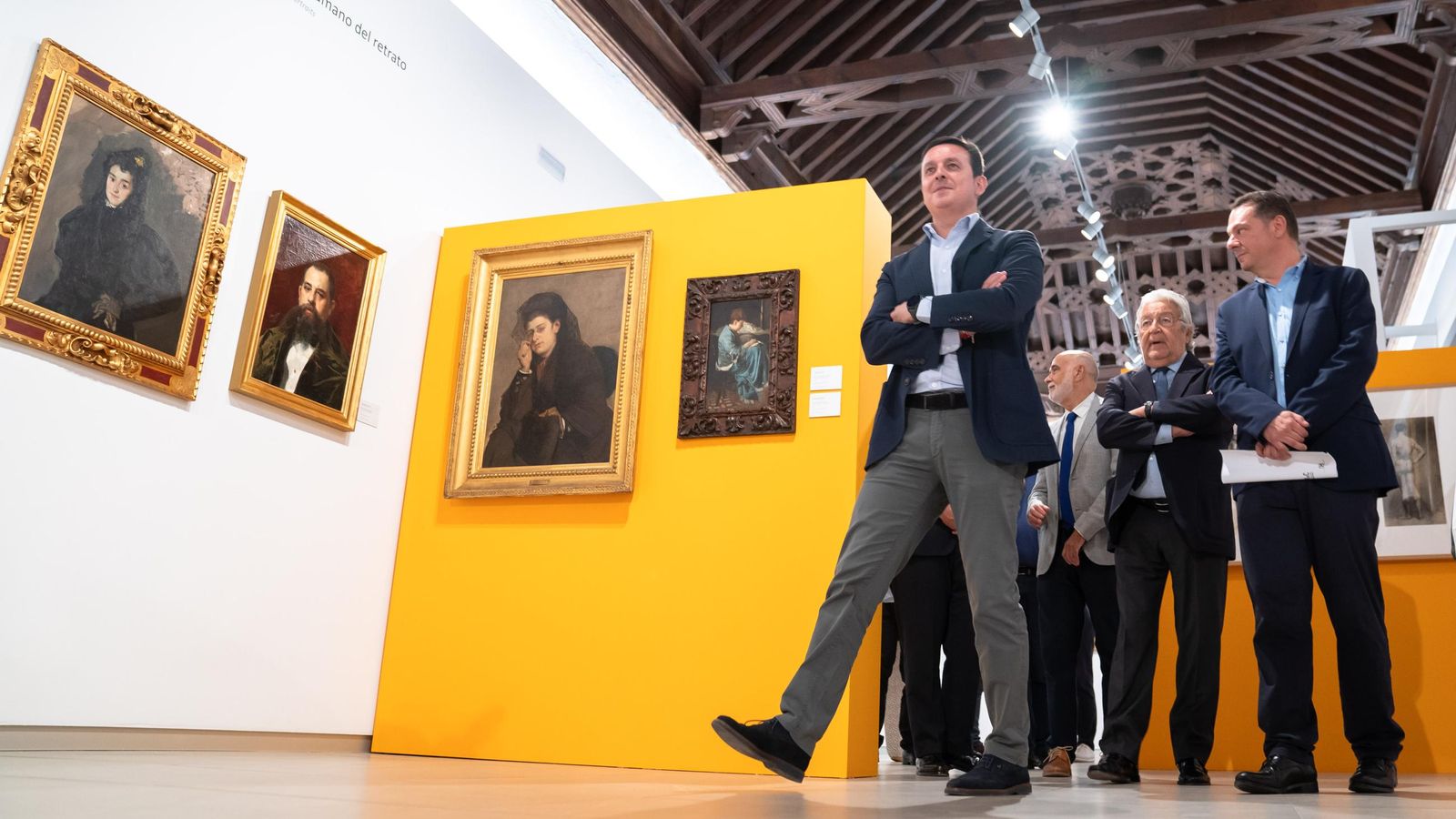 Javier A. García recorriendo una exposición de gran valor artístico.