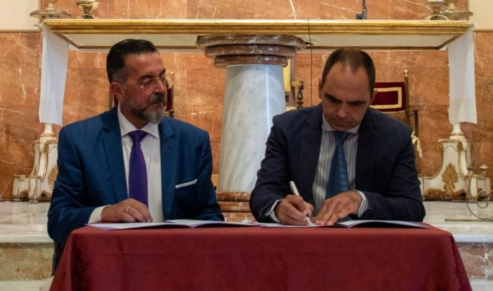 Firma del contrato entre ambas partes