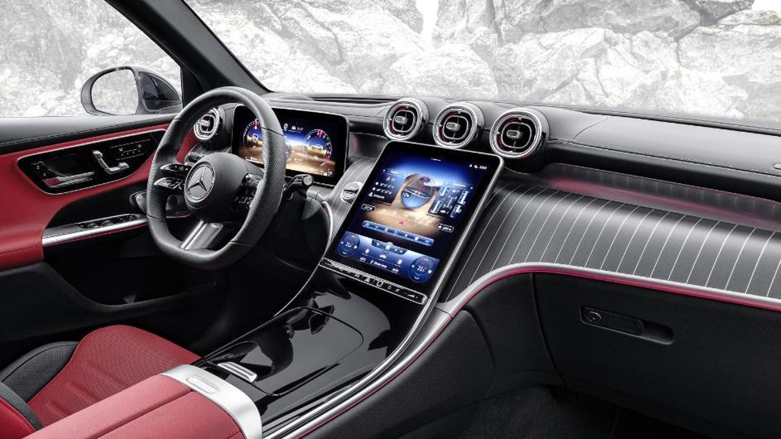 Donde más se nota el cambio generacional es a la vista del salpicadero. Todo resulta familiar para los habituales de Mercedes, pero todo es también distinto al anterior GLC.