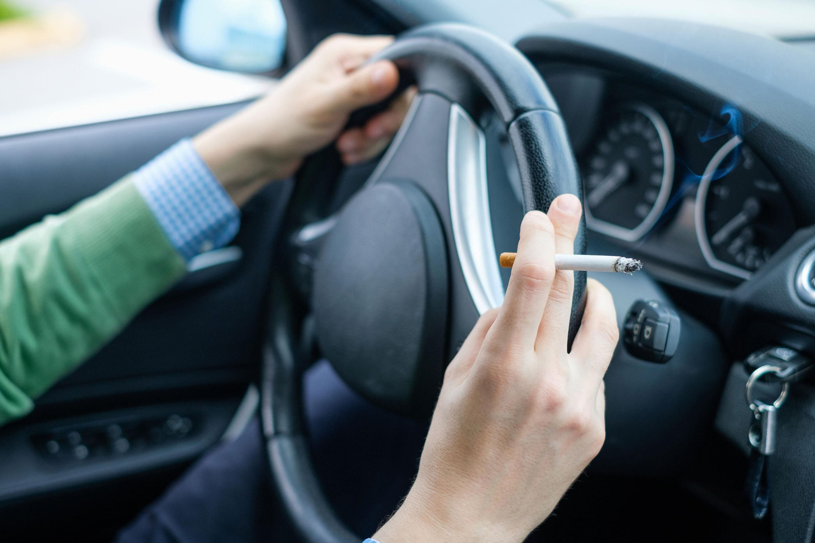Imagen de archivo de una persona fumando mientras conduce
