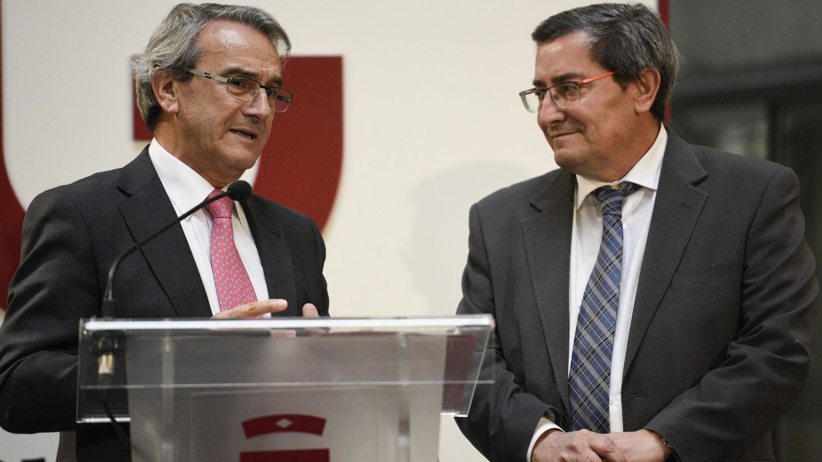 El presidente de Caja Rural de Granada, Antonio León y de la Diputación, José Entrena.