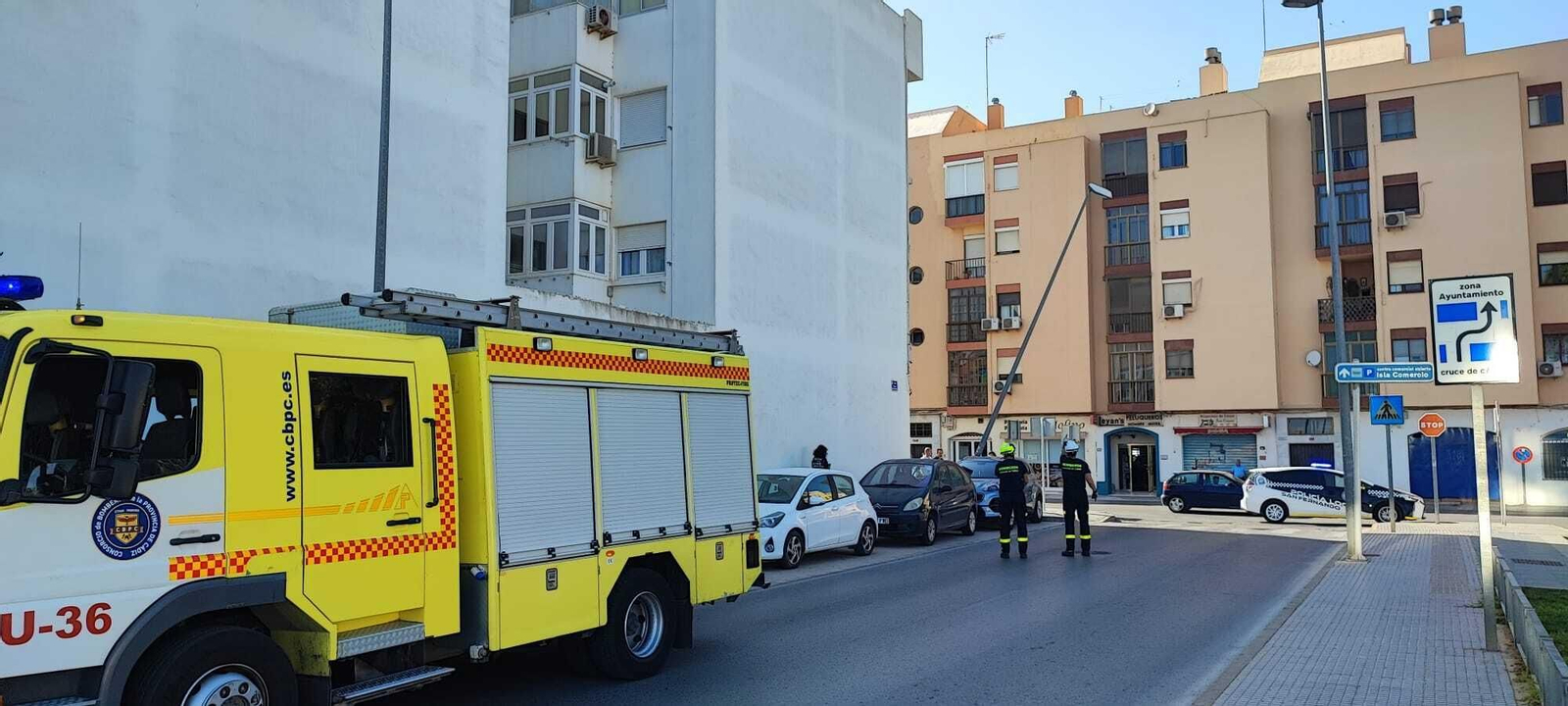 Una farola en riesgo de caída en la esquina de San Marcos con Viento de Poniente.