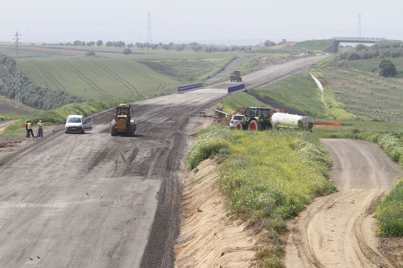 La calzada de la variante, cuyas obras se encuentran muy avanzadas, está prevista con dos carriles y dos arcenes.