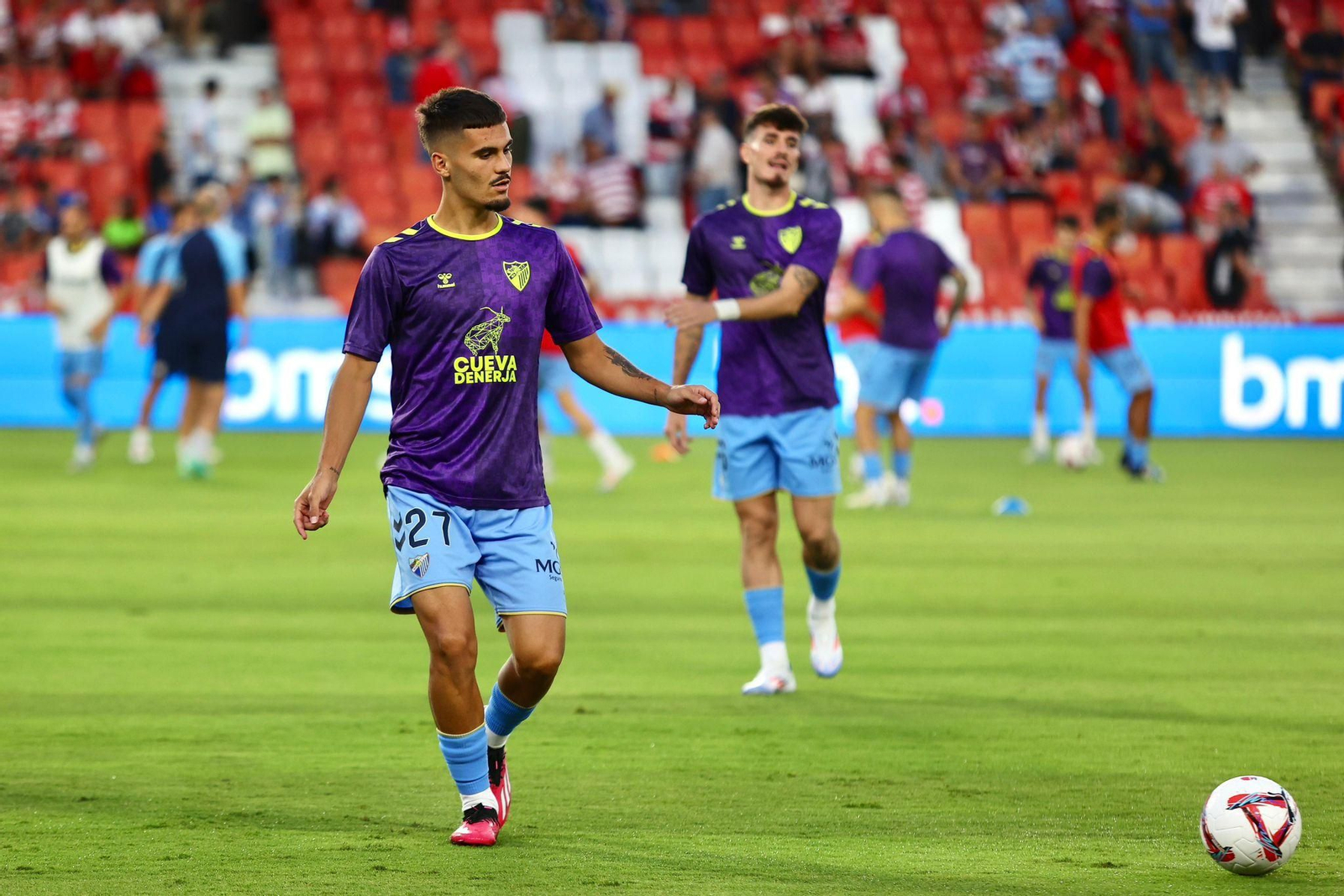 Chupete, durante el calentamiento del Granada CF-Málaga CF