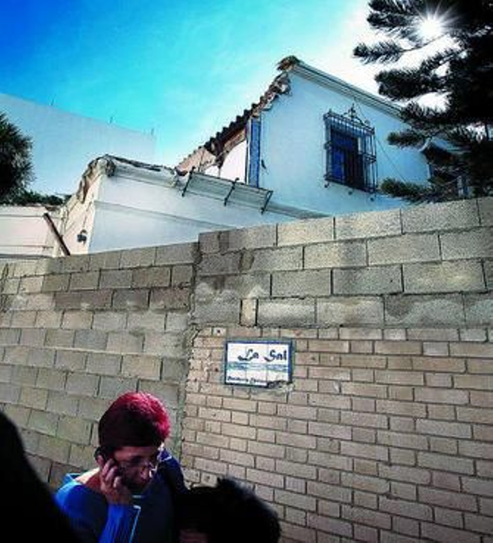 Una piqueta derribaba ayer uno de los edificios de Simón Bolívar.