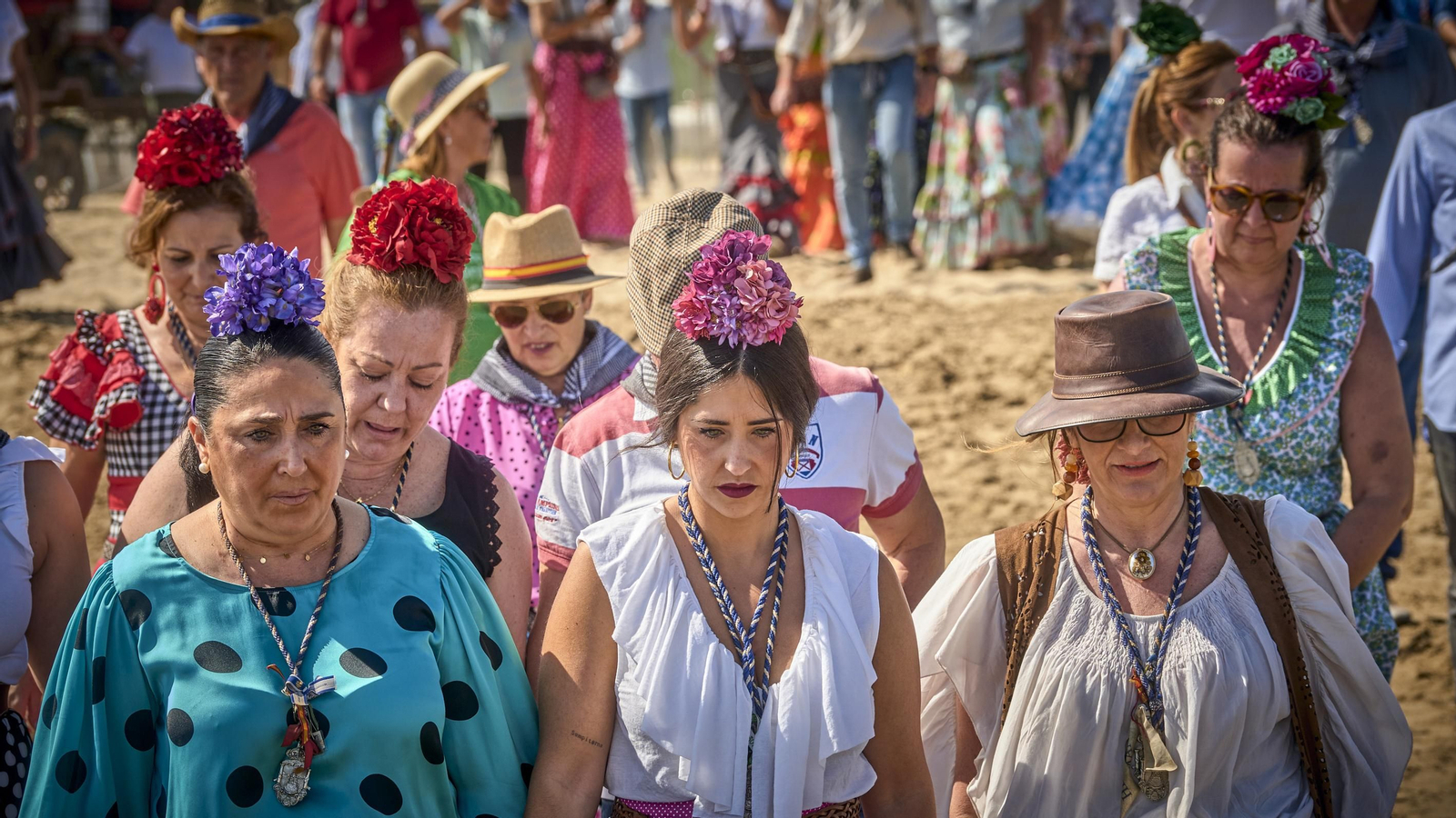 El embarque de las hermandes rocieras de Cádiz en Bajo de Guía