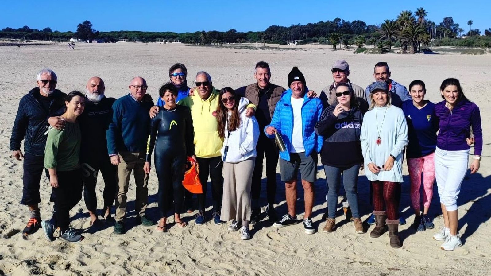 El grupo de nadadores, con el concejal.