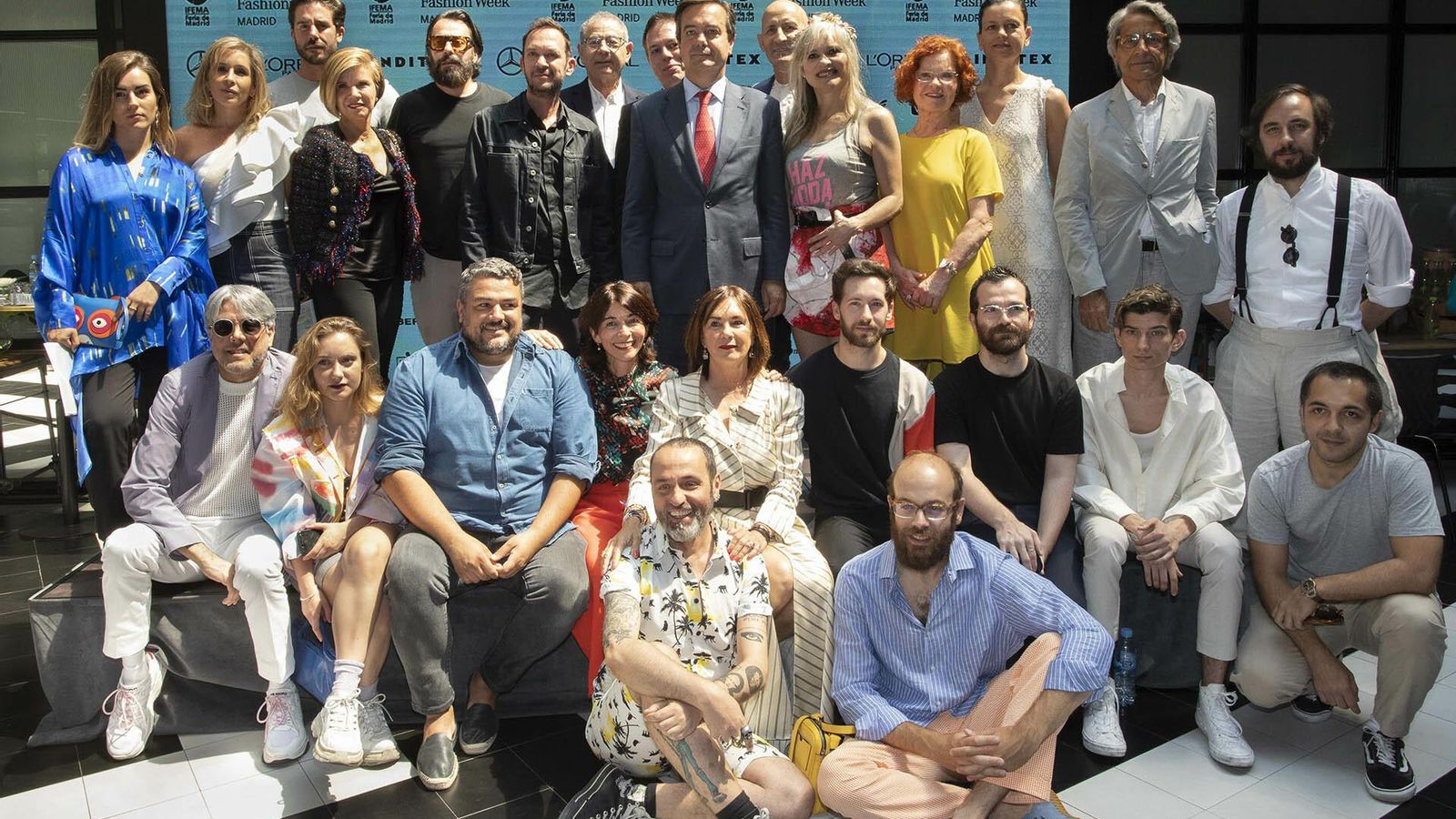 Foto de familia de organizadores y diseñadores en la presentación de la 70 edición.