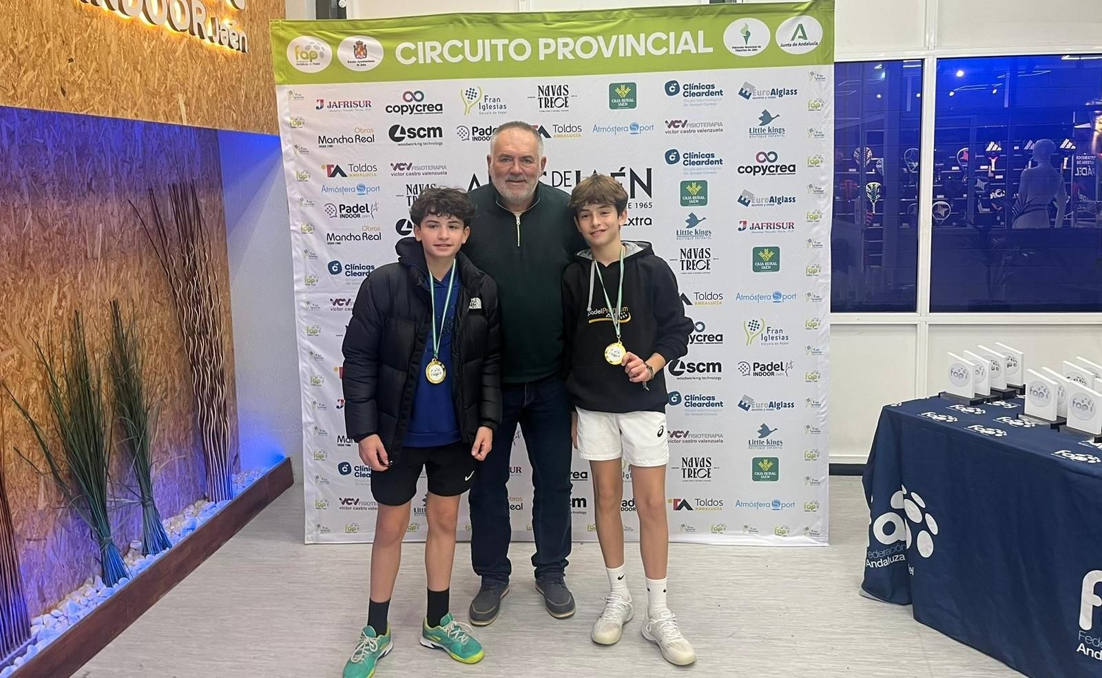 Palistas de las categorías menores, absoluta y veteranos se batieron en Pádel Indoor Jaén.